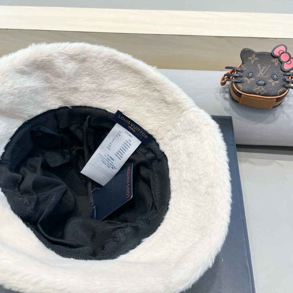 LOUIS VUITTON BUCKET HAT IN WHITE WOOL AND LAMB FUR 434940