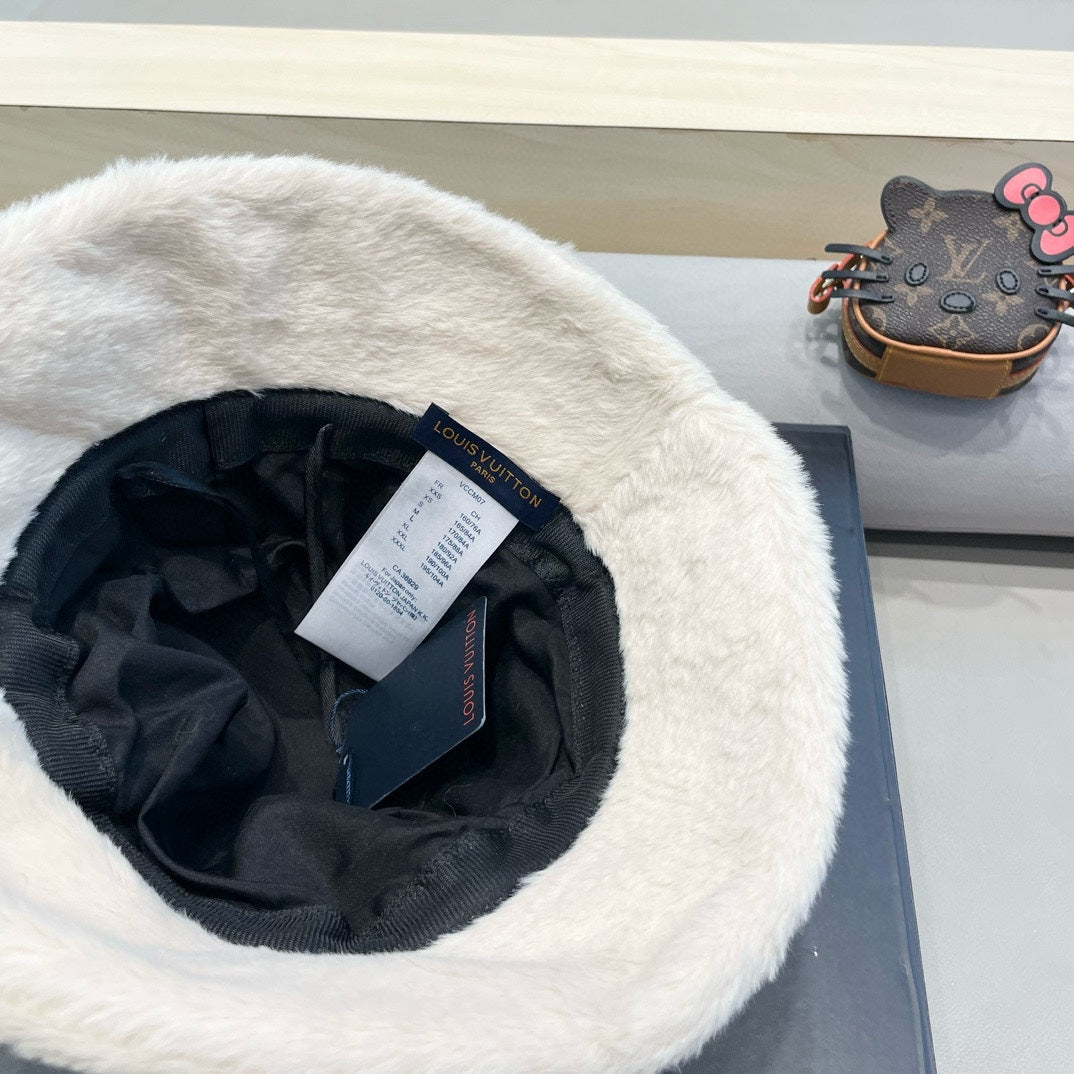 LOUIS VUITTON BUCKET HAT IN WHITE WOOL AND LAMB FUR 434940