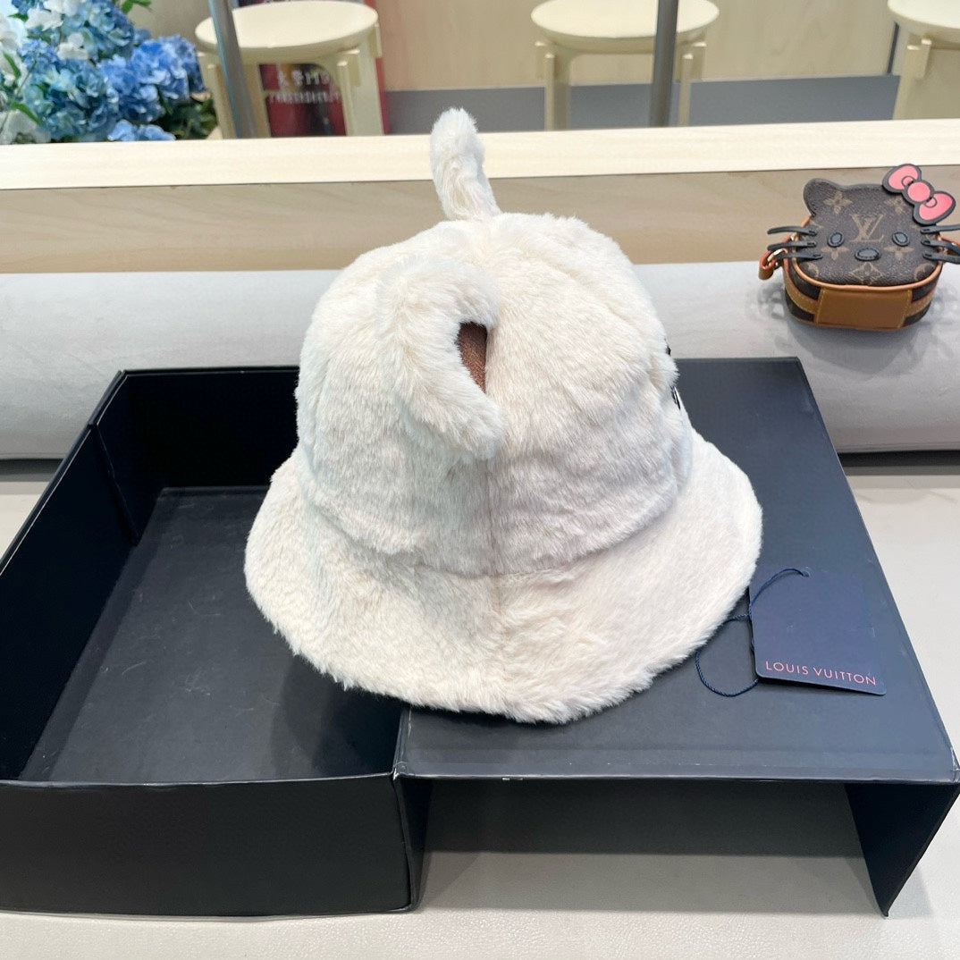 LOUIS VUITTON BUCKET HAT IN WHITE WOOL AND LAMB FUR 434940