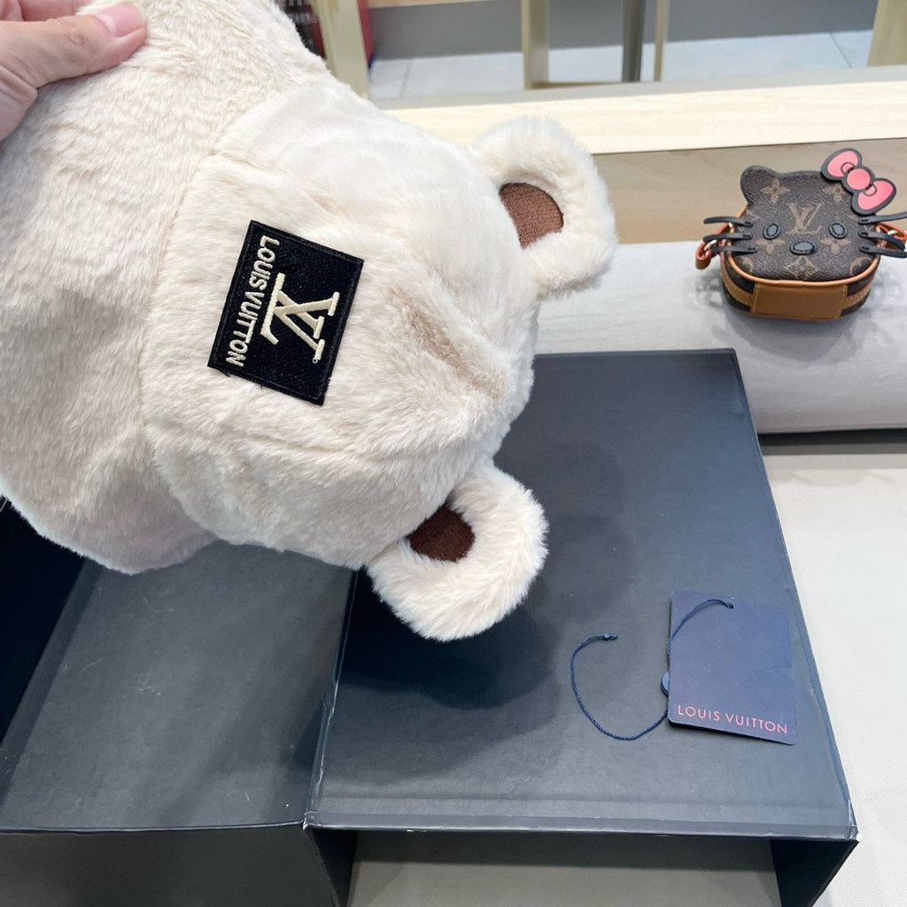 LOUIS VUITTON BUCKET HAT IN WHITE WOOL AND LAMB FUR 434940