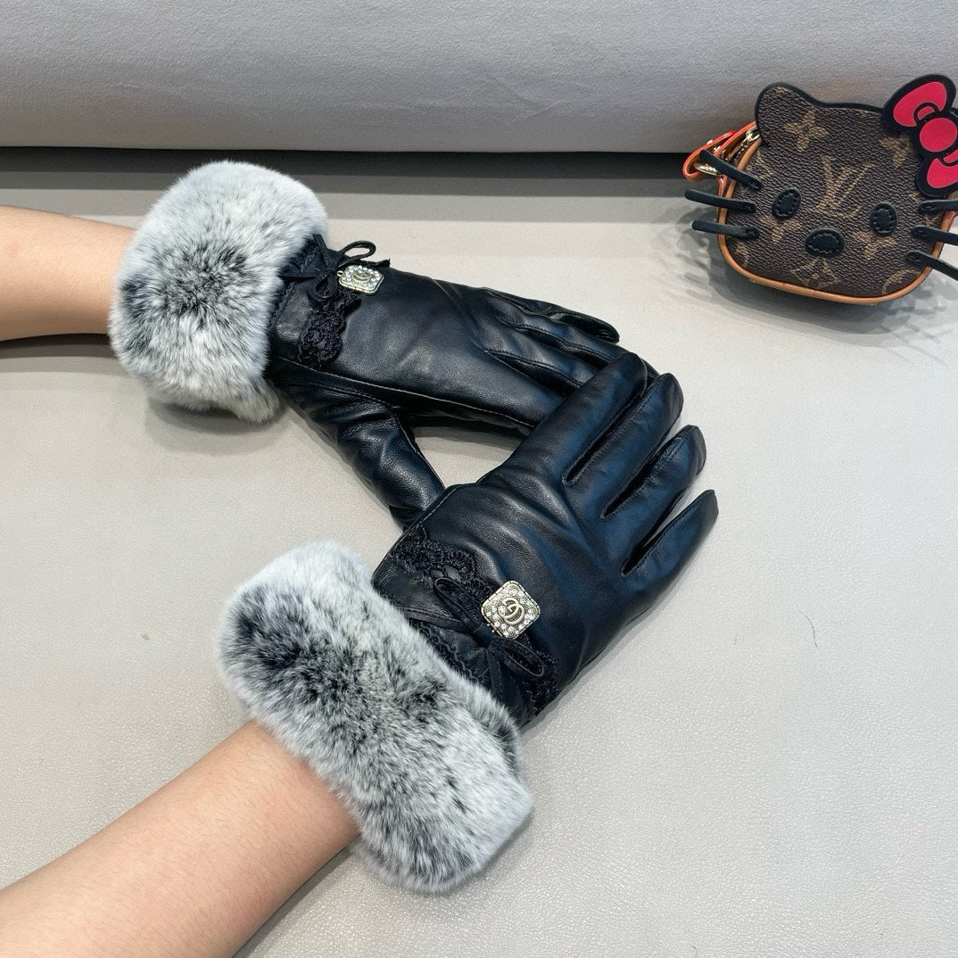 GUCCI TOUCHSCREEN GLOVES IN BLACK LAMBSKIN AND MINK FUR 460071