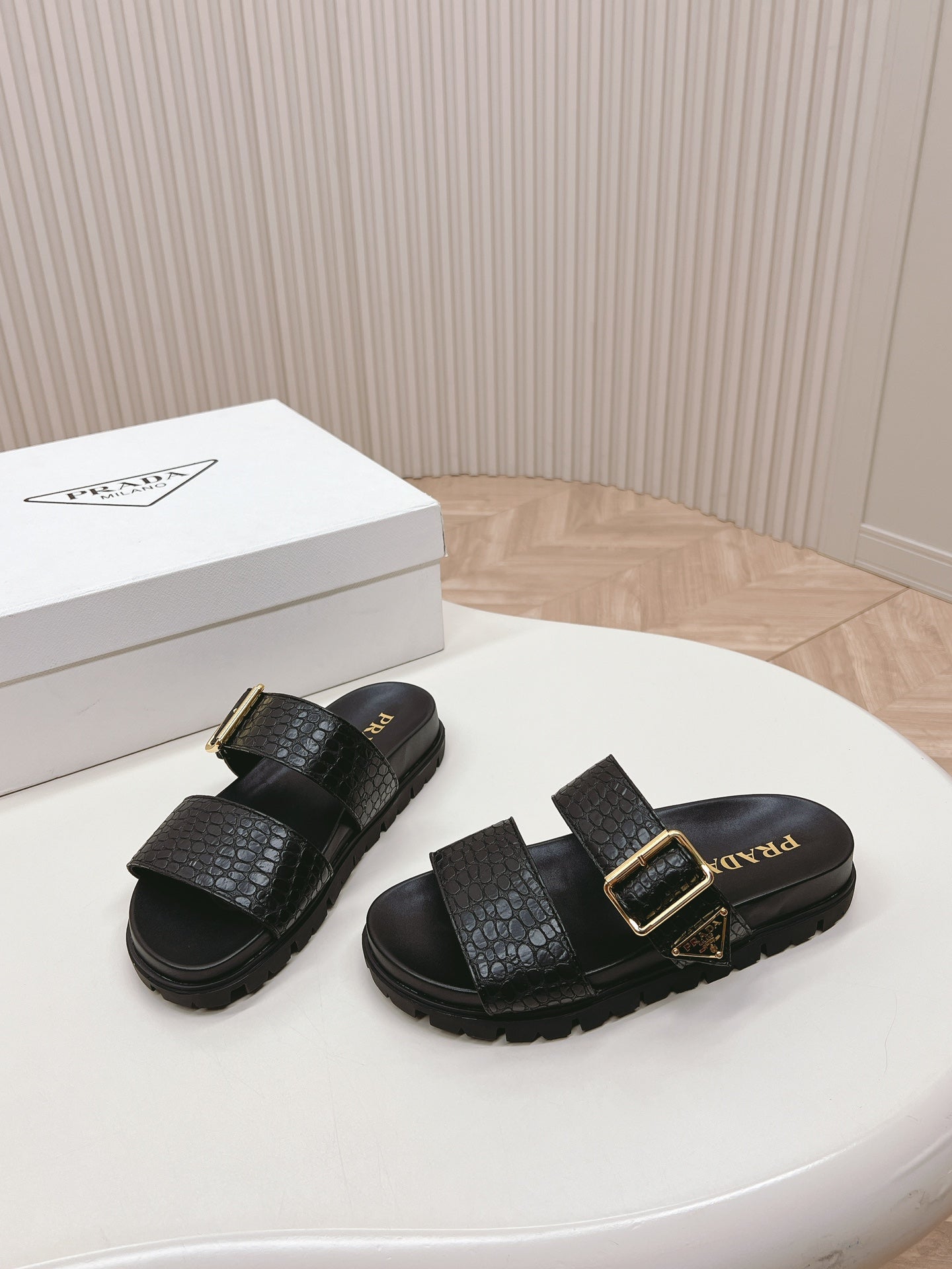 PRADA CROCODILE MOTIF SLIDES SANLS BLACK CALFSKIN