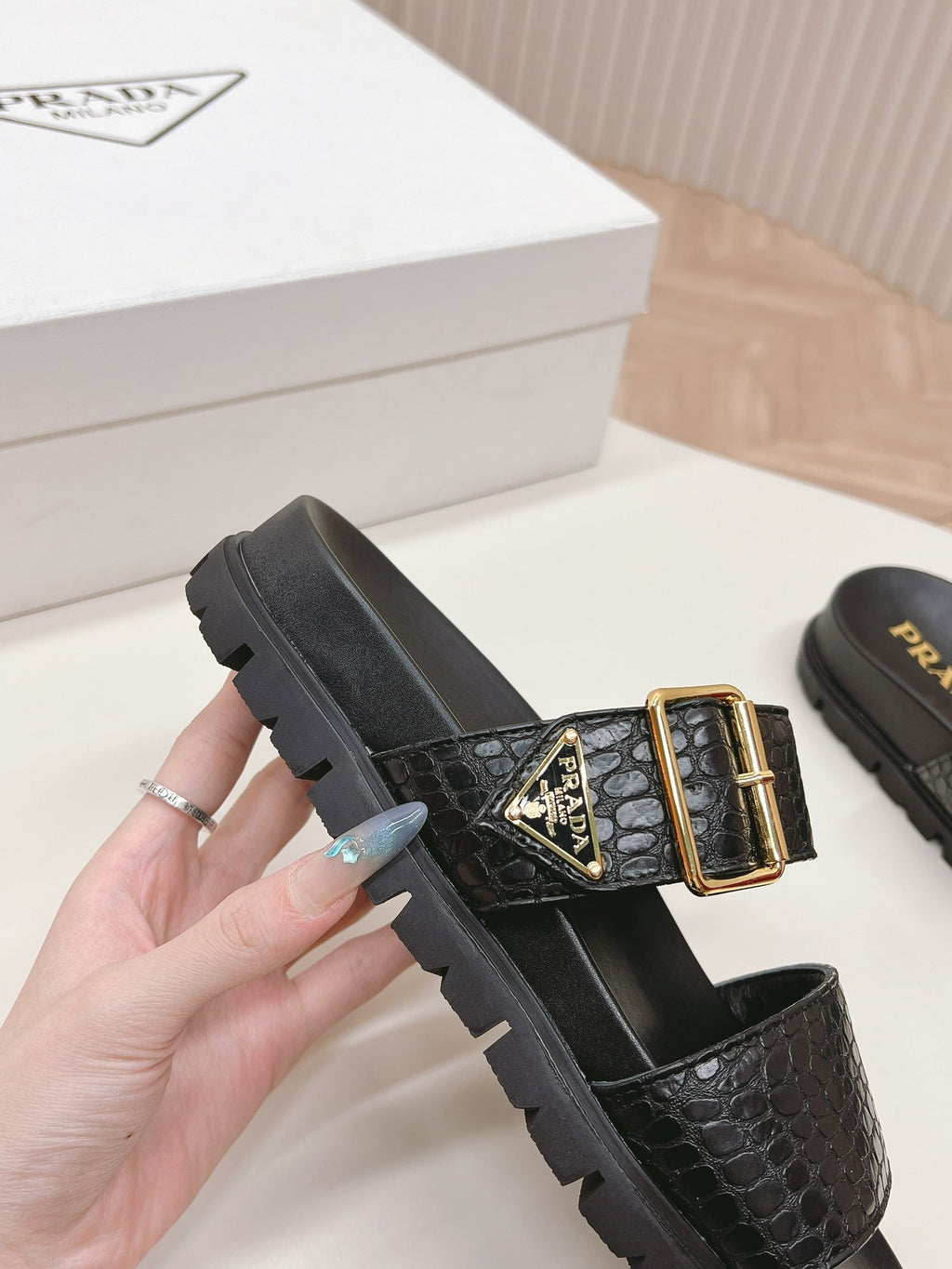 PRADA CROCODILE MOTIF SLIDES SANLS BLACK CALFSKIN