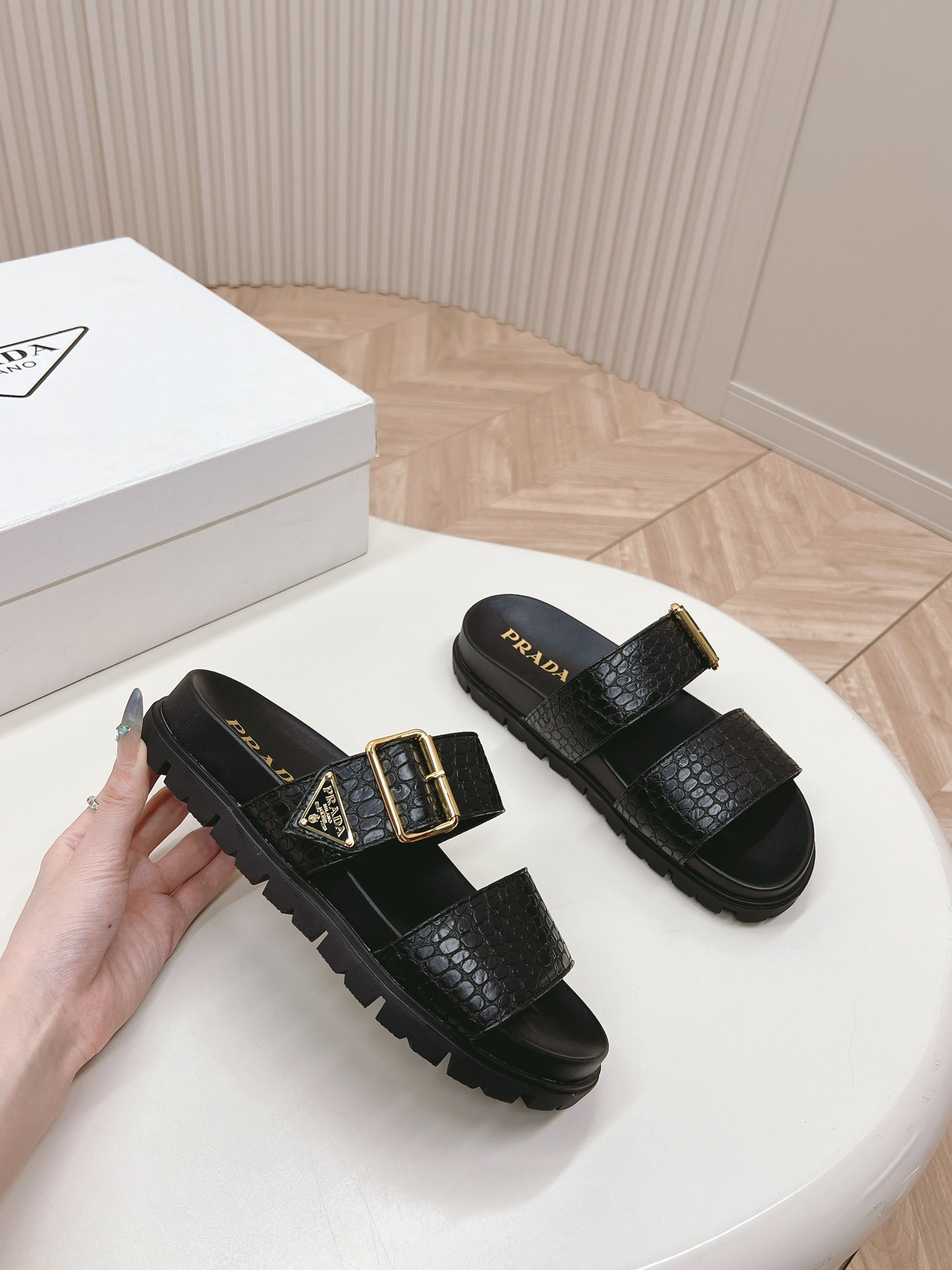 PRADA CROCODILE MOTIF SLIDES SANLS BLACK CALFSKIN