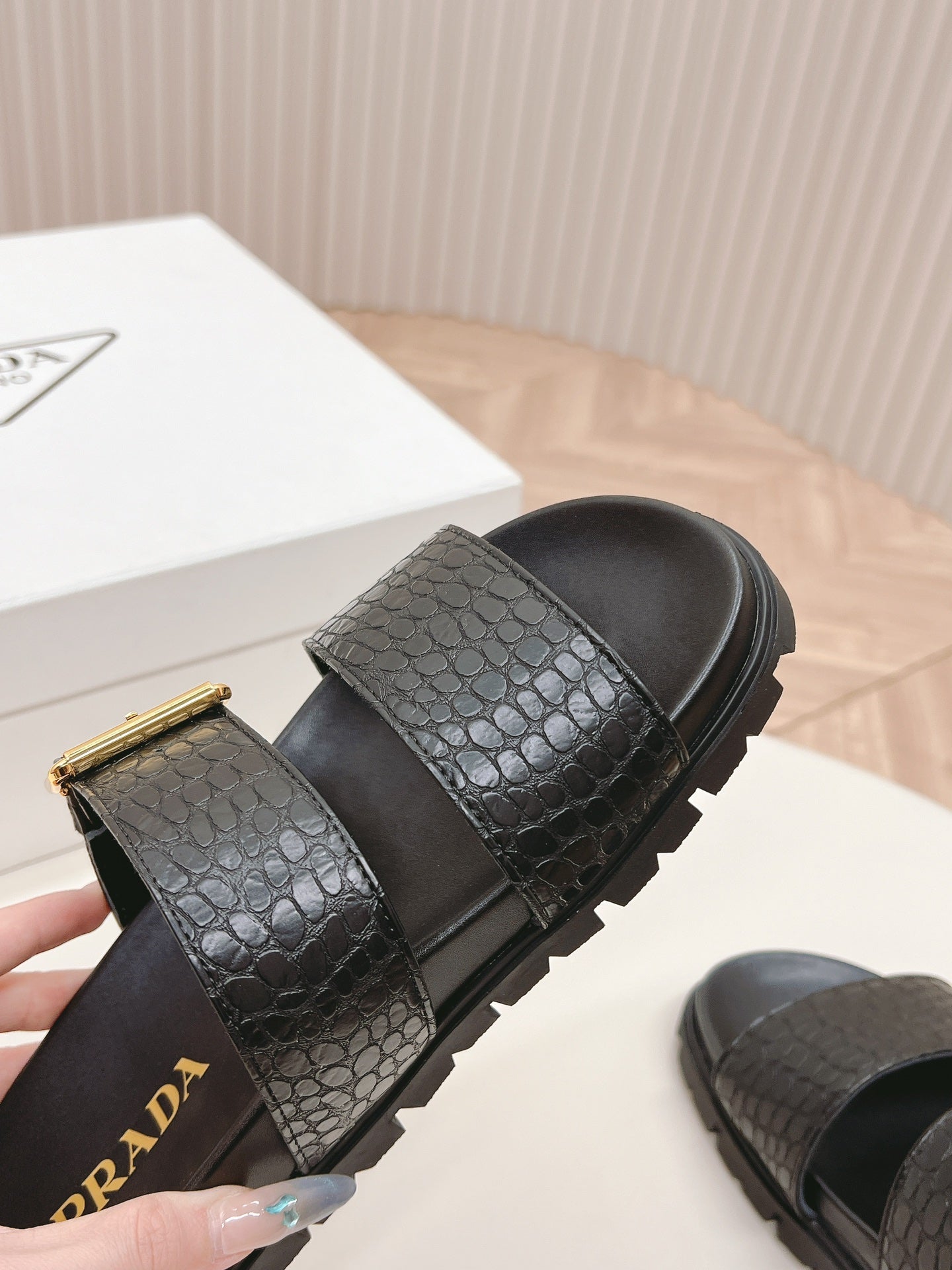 PRADA CROCODILE MOTIF SLIDES SANLS BLACK CALFSKIN