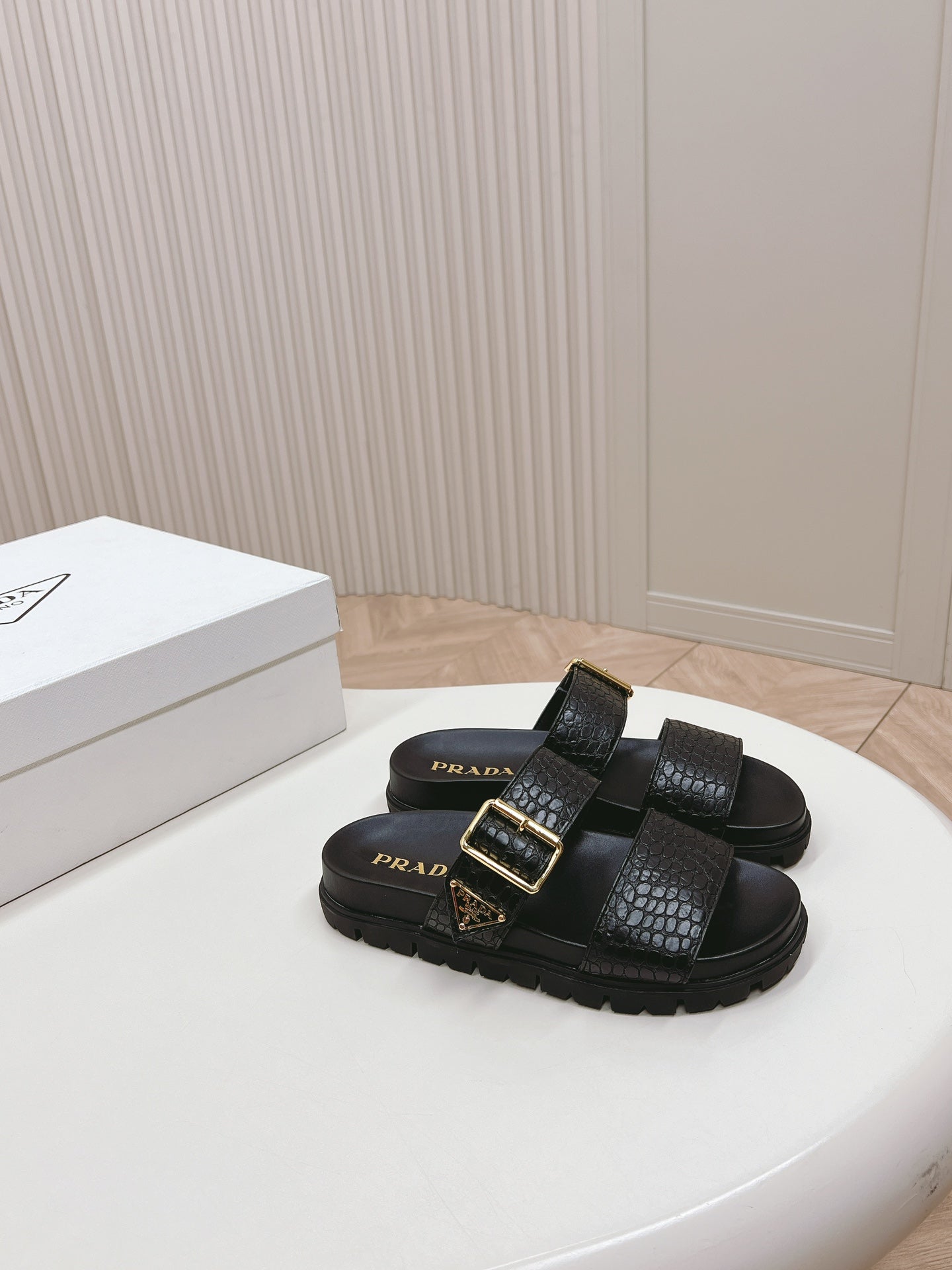 PRADA CROCODILE MOTIF SLIDES SANLS BLACK CALFSKIN