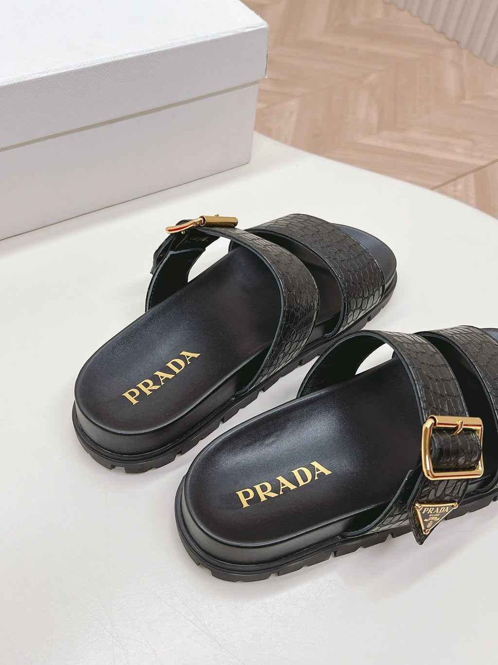 PRADA CROCODILE MOTIF SLIDES SANLS BLACK CALFSKIN