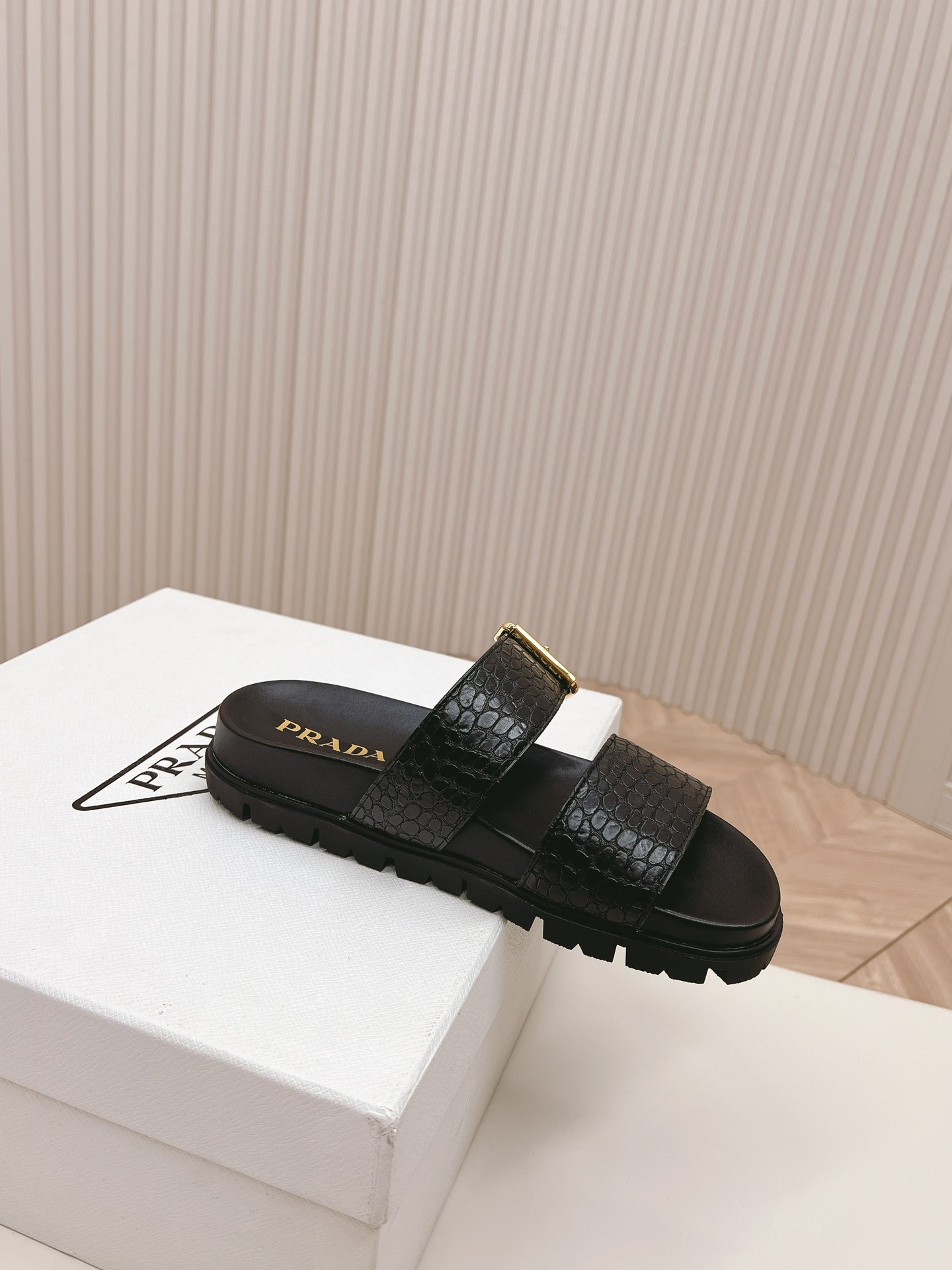 PRADA CROCODILE MOTIF SLIDES SANLS BLACK CALFSKIN