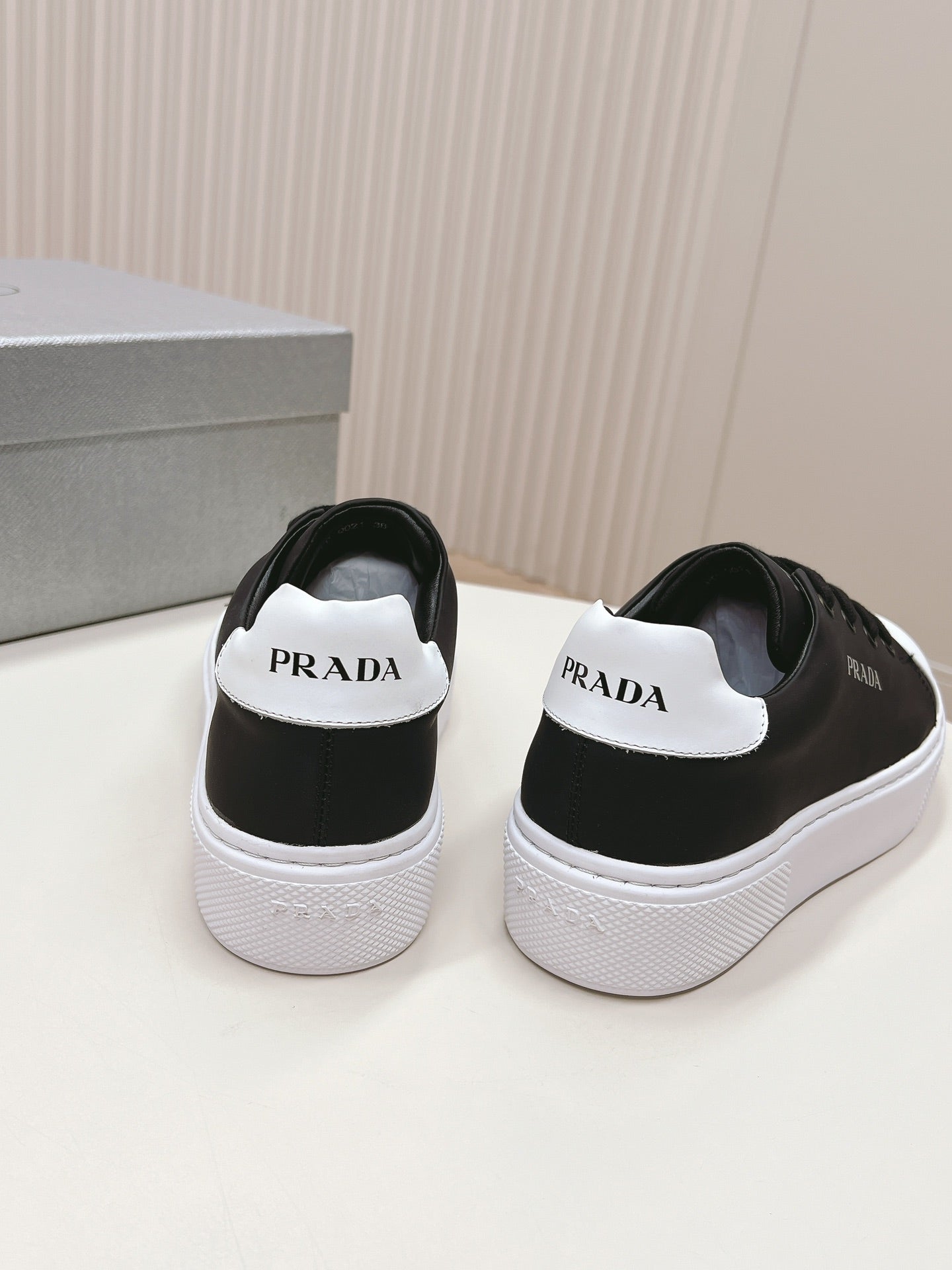 PRADA LOGO OUTLET BASIC SNEAKERS BLACK AND WHITE TOE CALFSKIN