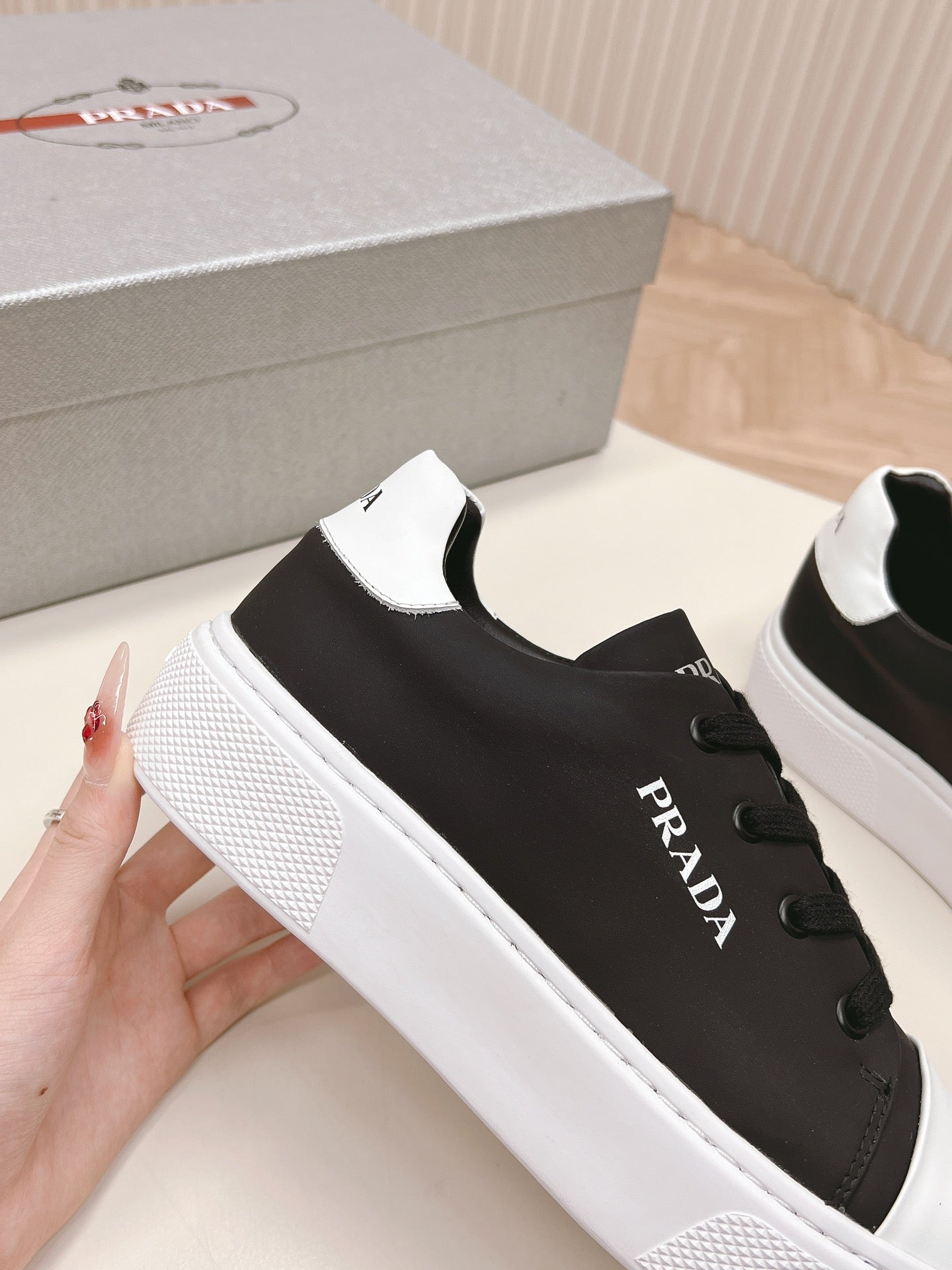 PRADA LOGO OUTLET BASIC SNEAKERS BLACK AND WHITE TOE CALFSKIN
