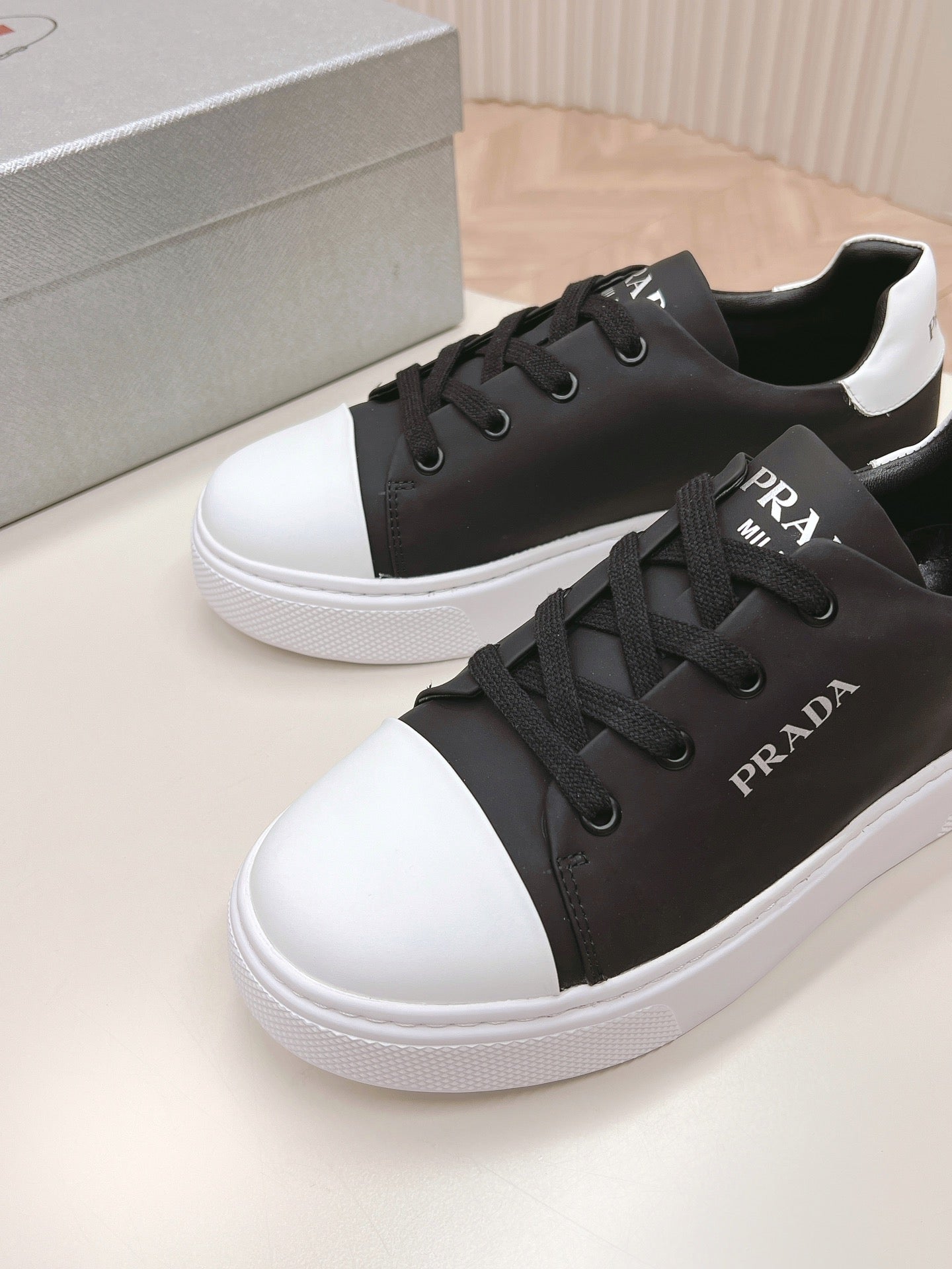 PRADA LOGO OUTLET BASIC SNEAKERS BLACK AND WHITE TOE CALFSKIN
