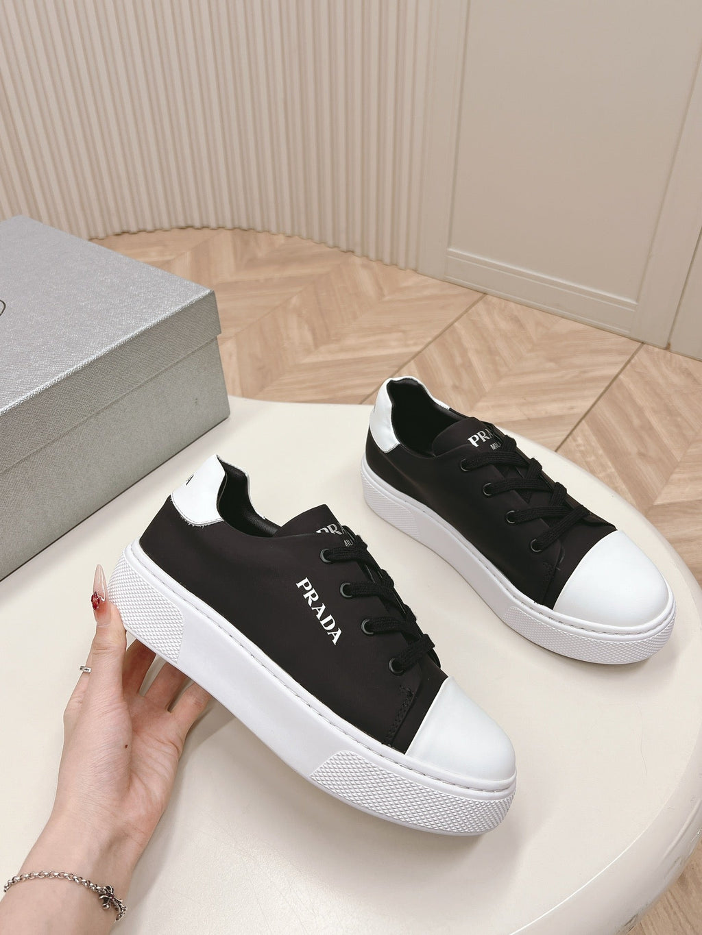 PRADA LOGO OUTLET BASIC SNEAKERS BLACK AND WHITE TOE CALFSKIN