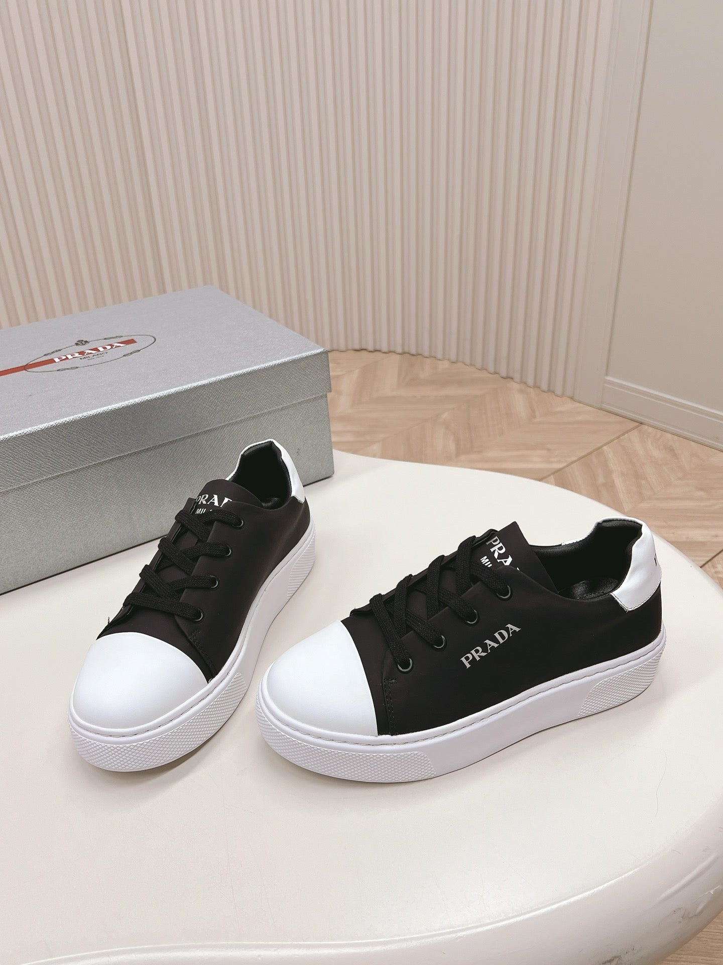PRADA LOGO OUTLET BASIC SNEAKERS BLACK AND WHITE TOE CALFSKIN