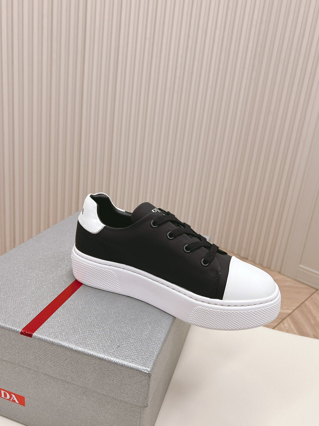 PRADA LOGO OUTLET BASIC SNEAKERS BLACK AND WHITE TOE CALFSKIN