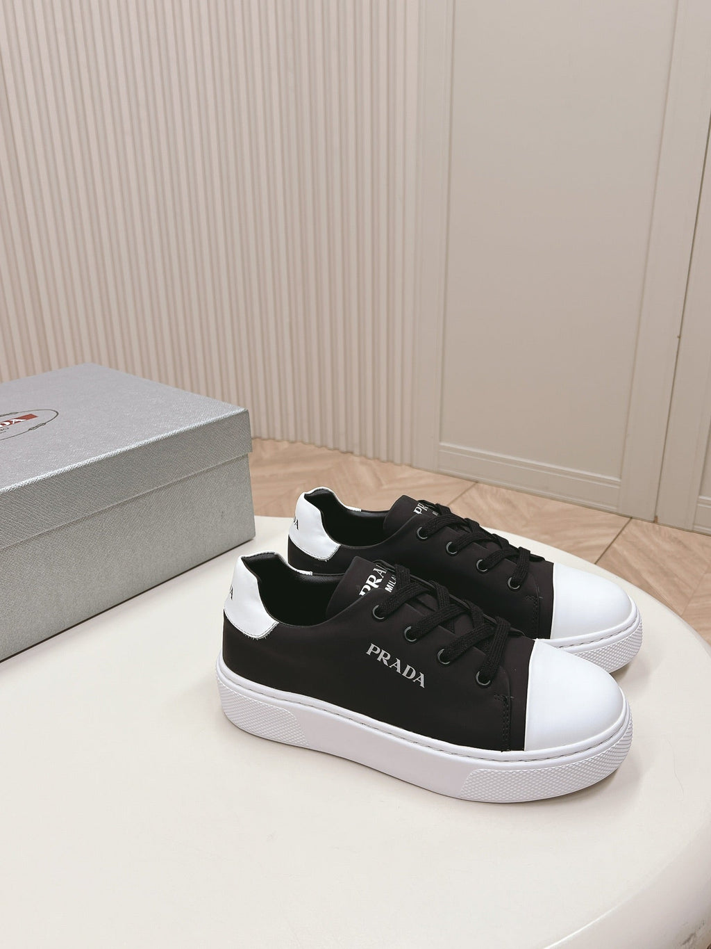 PRADA LOGO OUTLET BASIC SNEAKERS BLACK AND WHITE TOE CALFSKIN