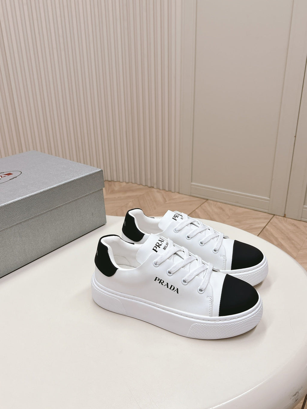 PRADA LOGO OUTLET BASIC SNEAKERS WHITE AND BLACK TOE CALFSKIN