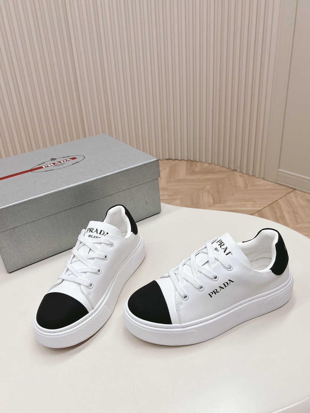PRADA LOGO OUTLET BASIC SNEAKERS WHITE AND BLACK TOE CALFSKIN
