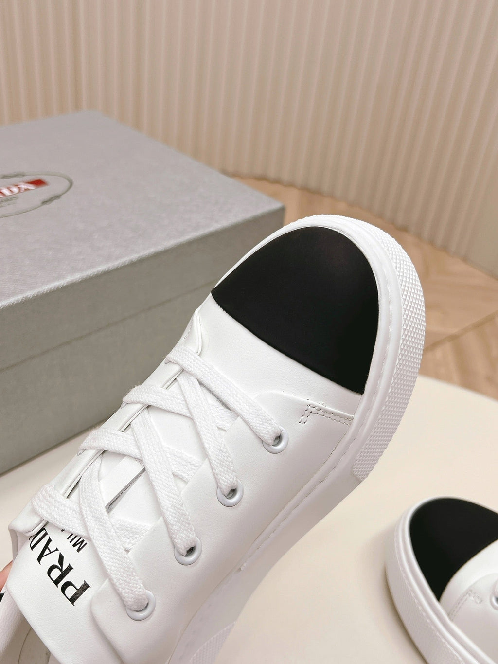 PRADA LOGO OUTLET BASIC SNEAKERS WHITE AND BLACK TOE CALFSKIN