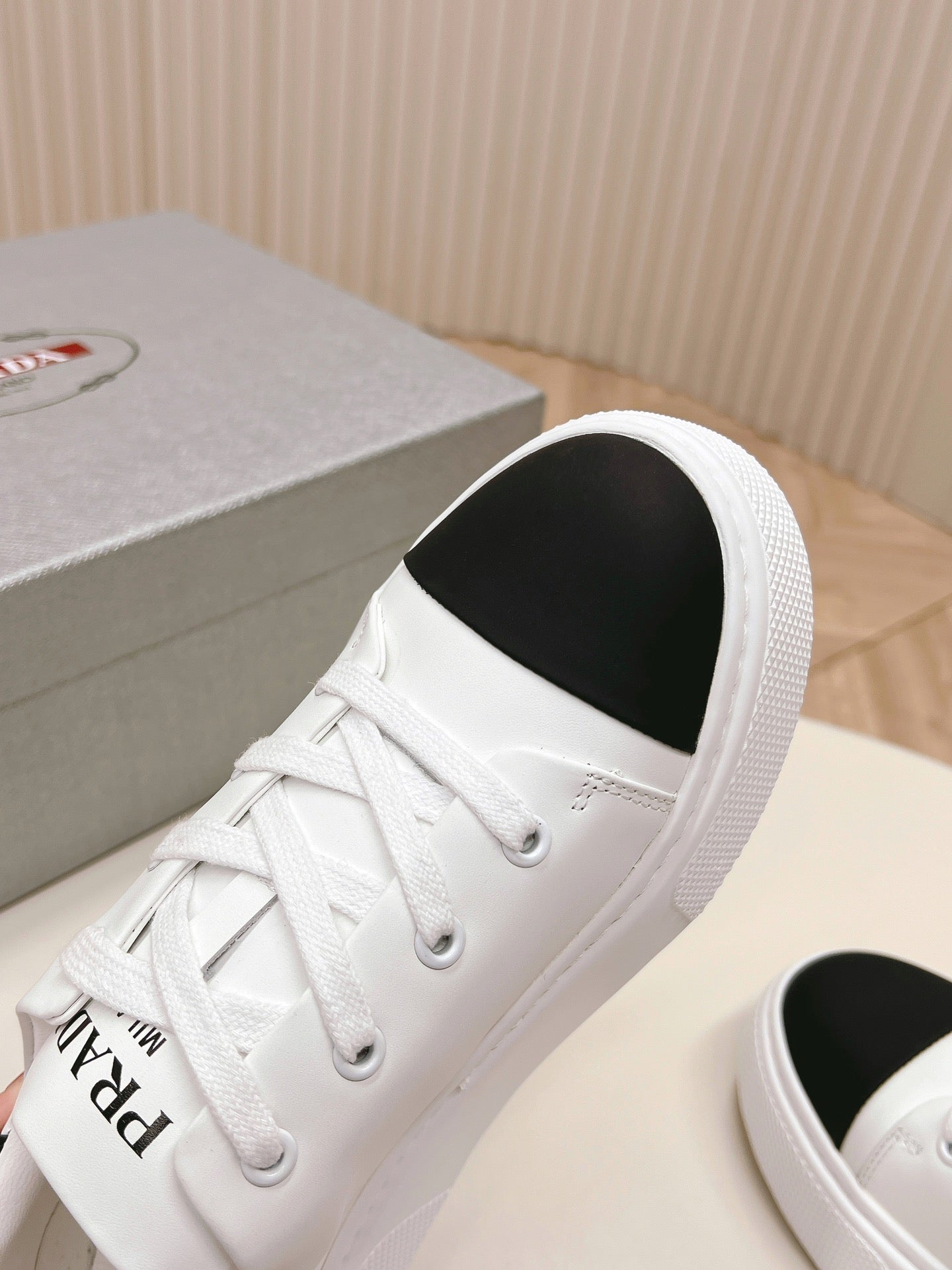 PRADA LOGO OUTLET BASIC SNEAKERS WHITE AND BLACK TOE CALFSKIN