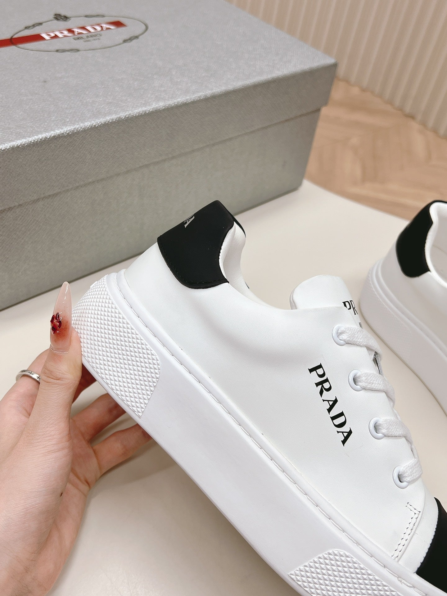 PRADA LOGO OUTLET BASIC SNEAKERS WHITE AND BLACK TOE CALFSKIN