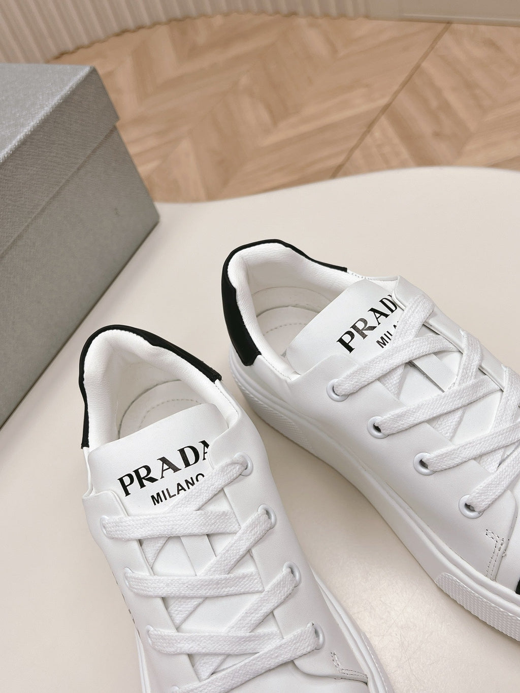 PRADA LOGO OUTLET BASIC SNEAKERS WHITE AND BLACK TOE CALFSKIN