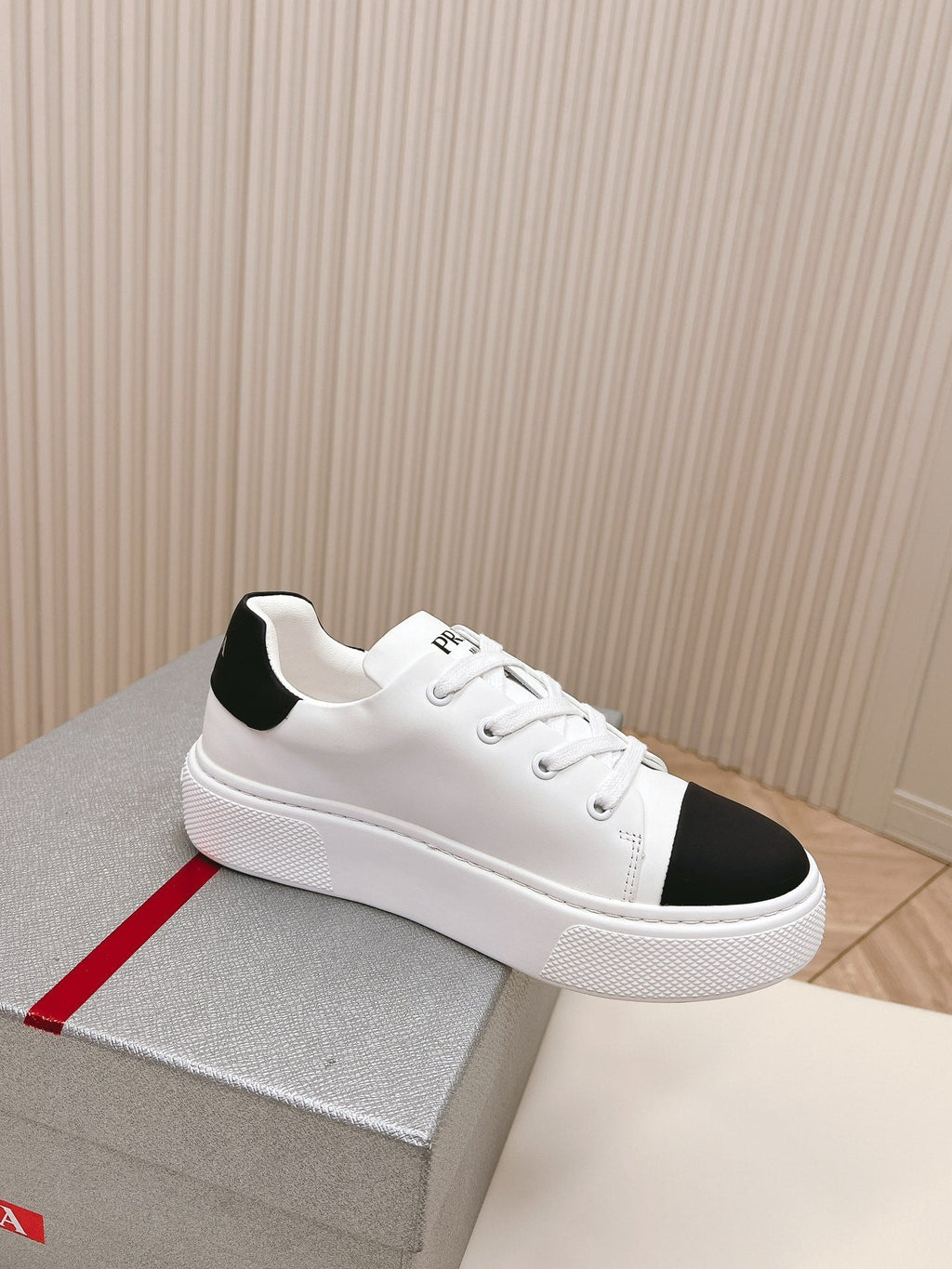 PRADA LOGO OUTLET BASIC SNEAKERS WHITE AND BLACK TOE CALFSKIN