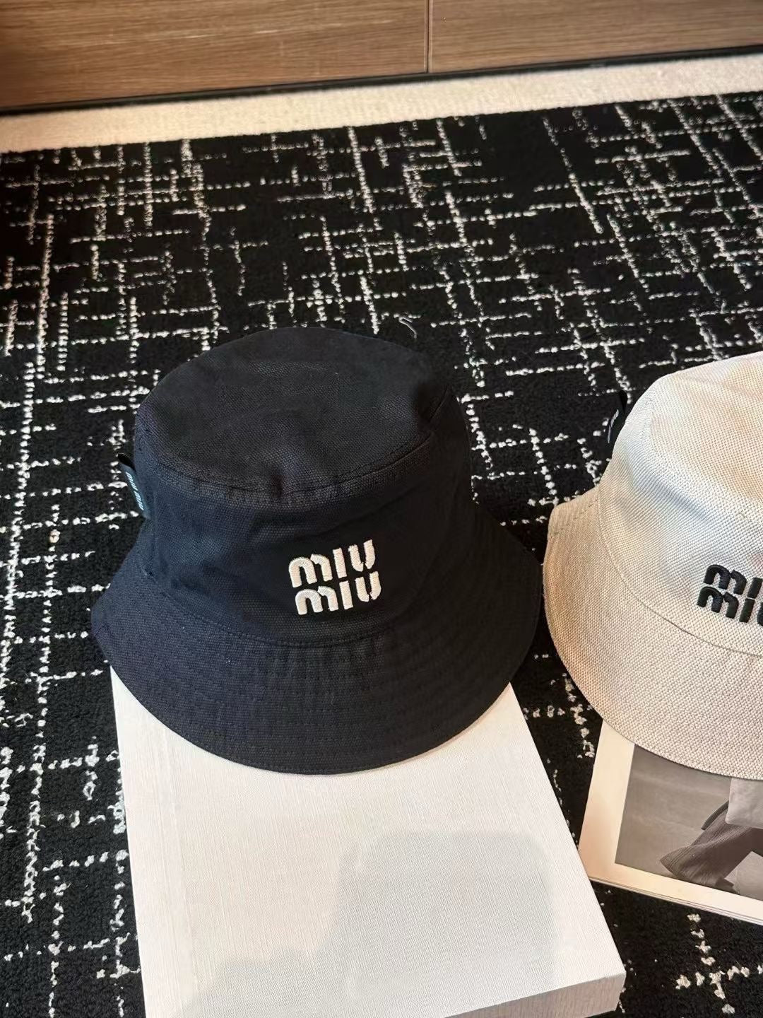 MM CLASSIC REVERSIBLE BUCKET HAT IN LIGHT BEIGE AND BLACK FABRIC