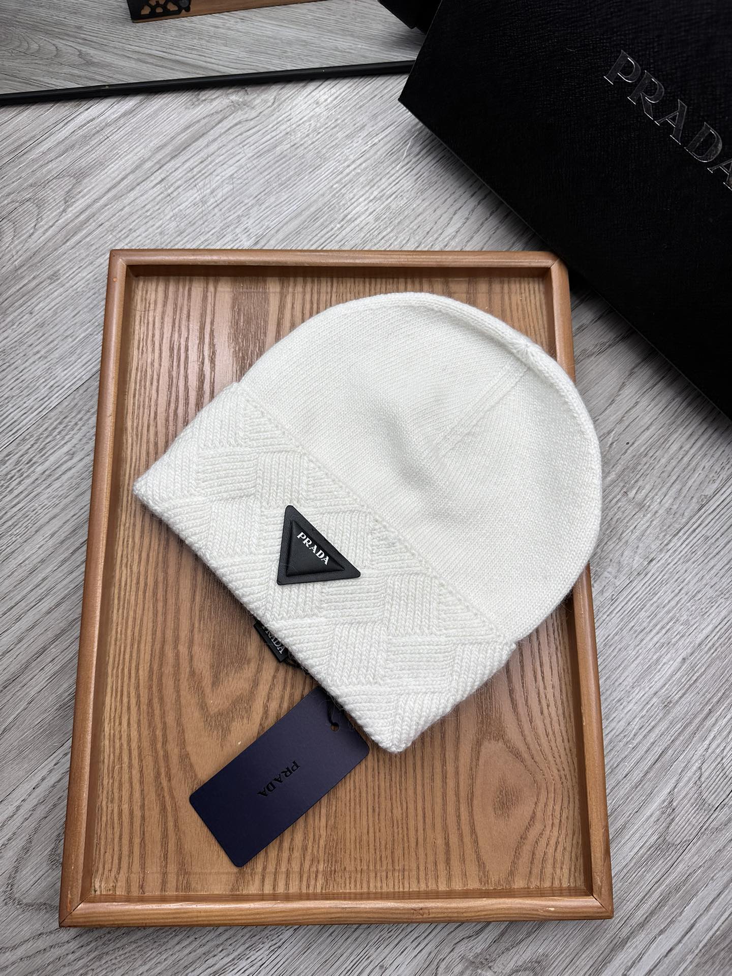 PRADA BEANIE HAT IN WHITE WOOL AND RABBIT FUR 436399