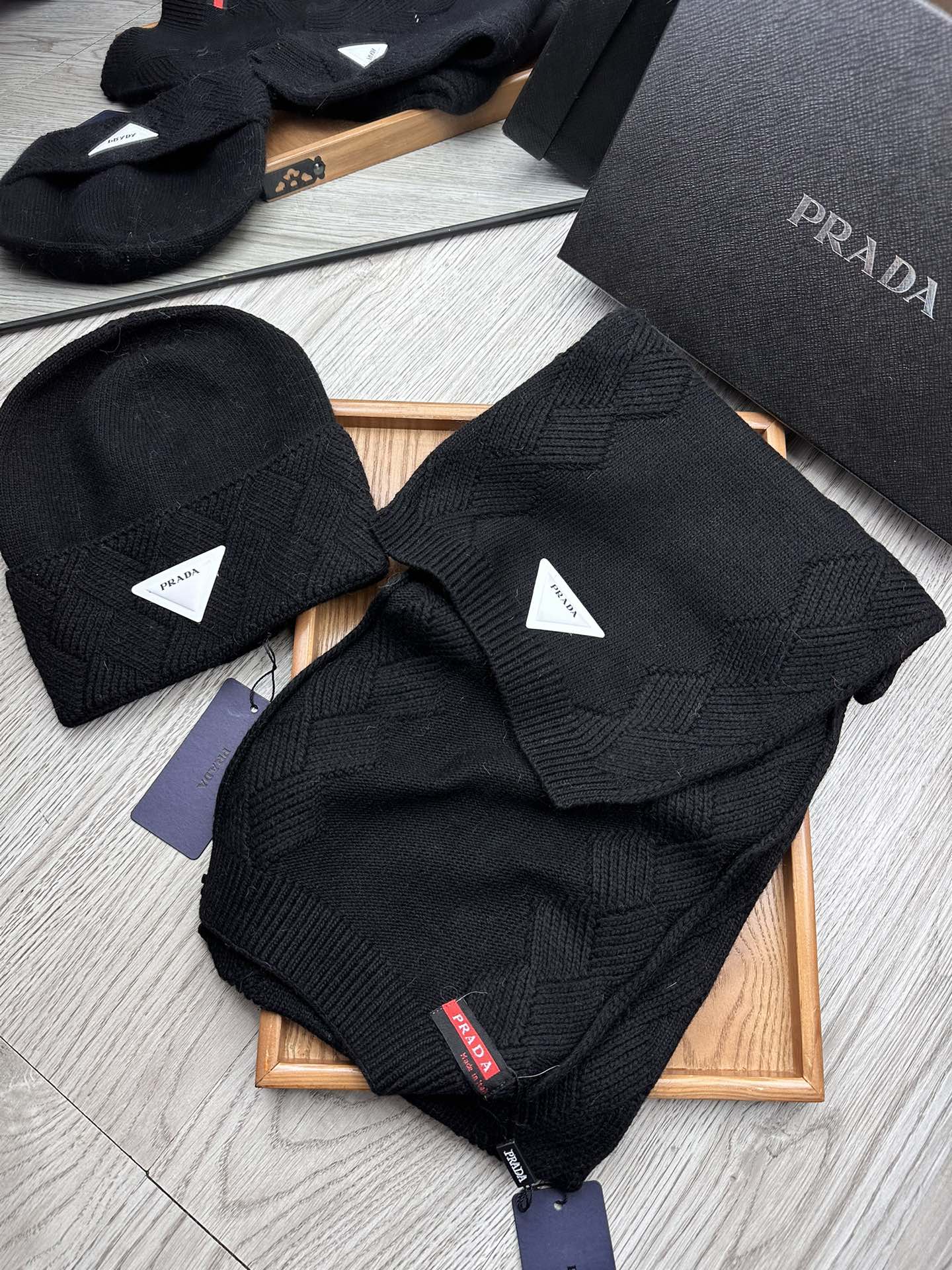 PRADA SET SCARF AND HAT IN BLACK WOOL AND RABBIT FUR 397410