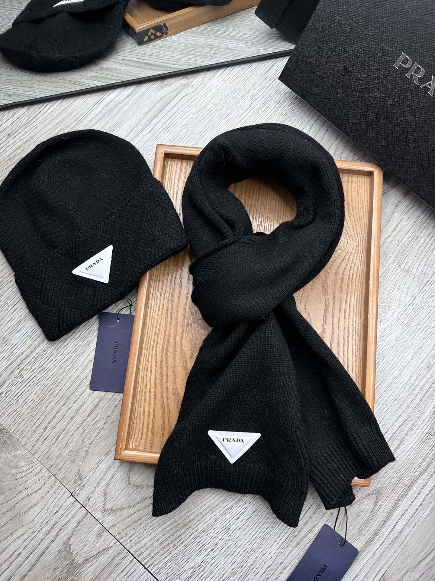 PRADA SET SCARF AND HAT IN BLACK WOOL AND RABBIT FUR 397410