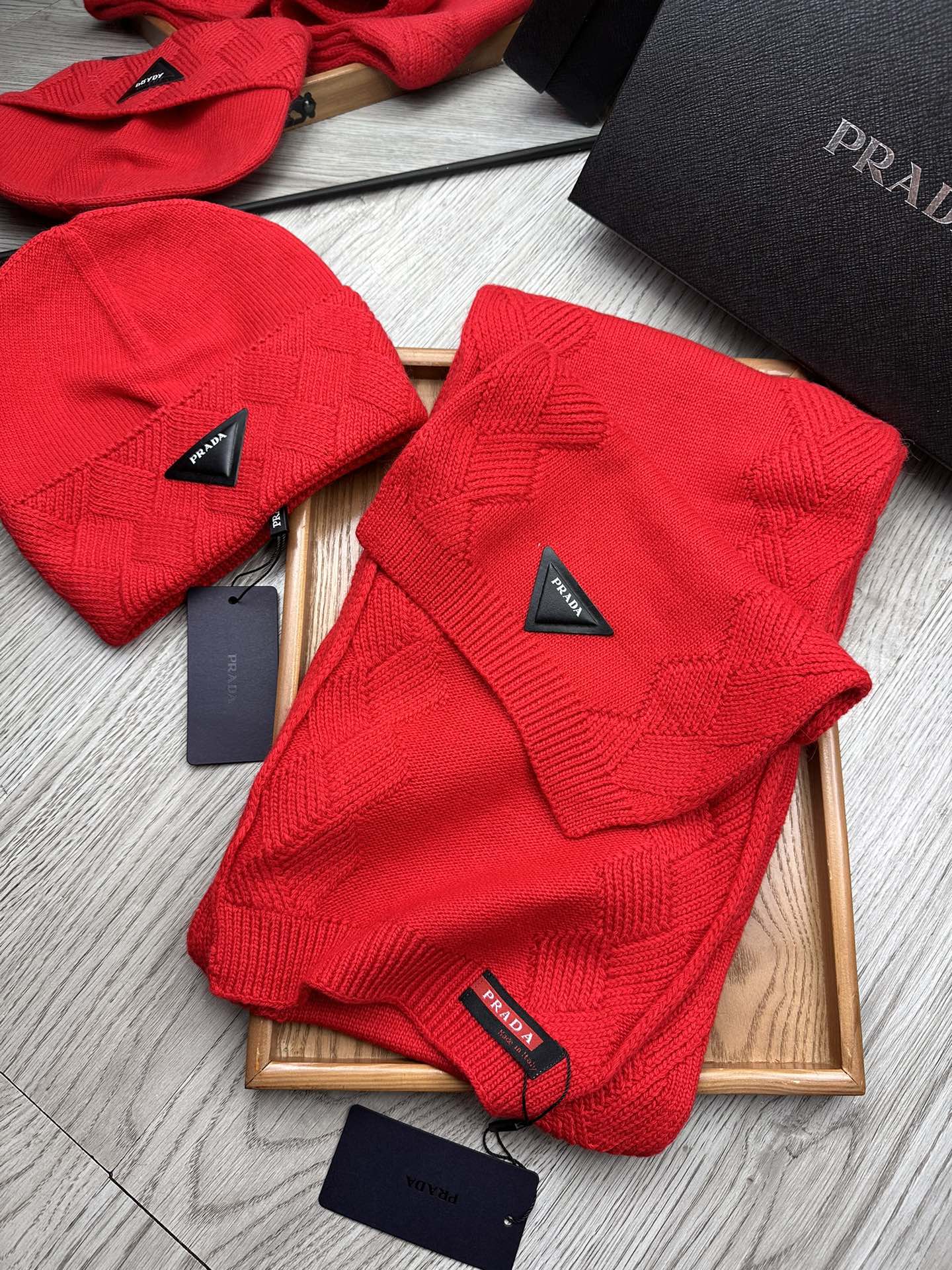 PRADA SET SCARF AND HAT IN CHERRY RED WOOL AND RABBIT FUR 397409