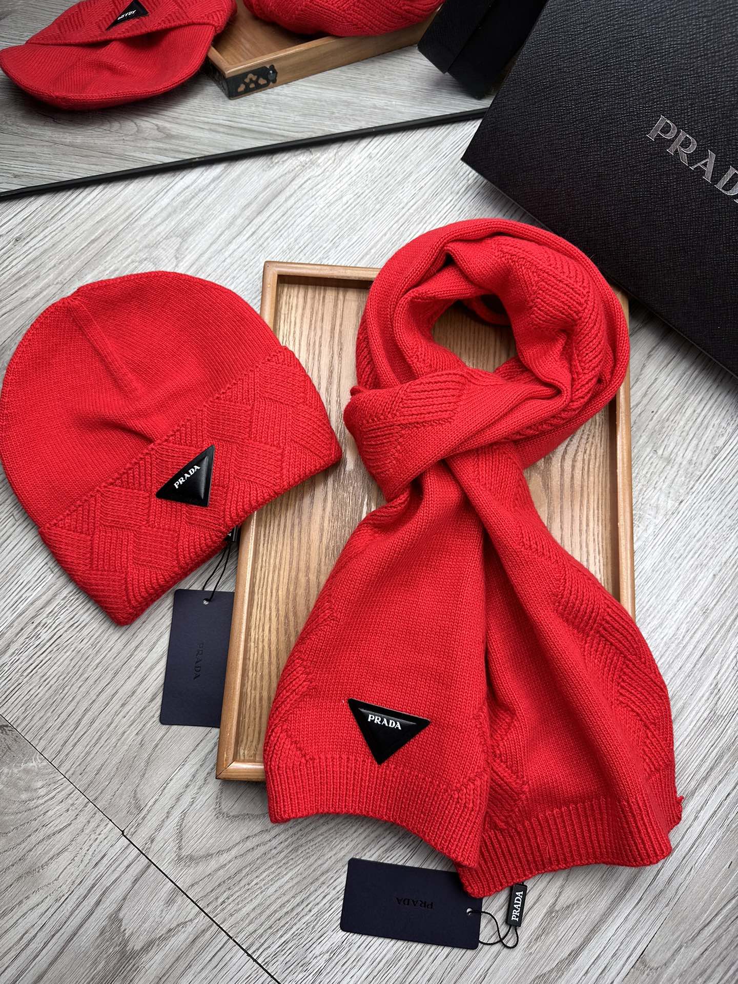 PRADA SET SCARF AND HAT IN CHERRY RED WOOL AND RABBIT FUR 397409