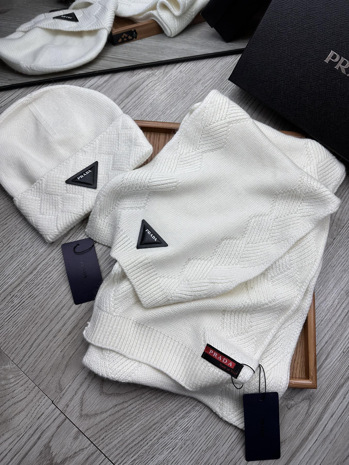 PRADA SET SCARF AND HAT IN WHITE WOOL AND RABBIT FUR 397408
