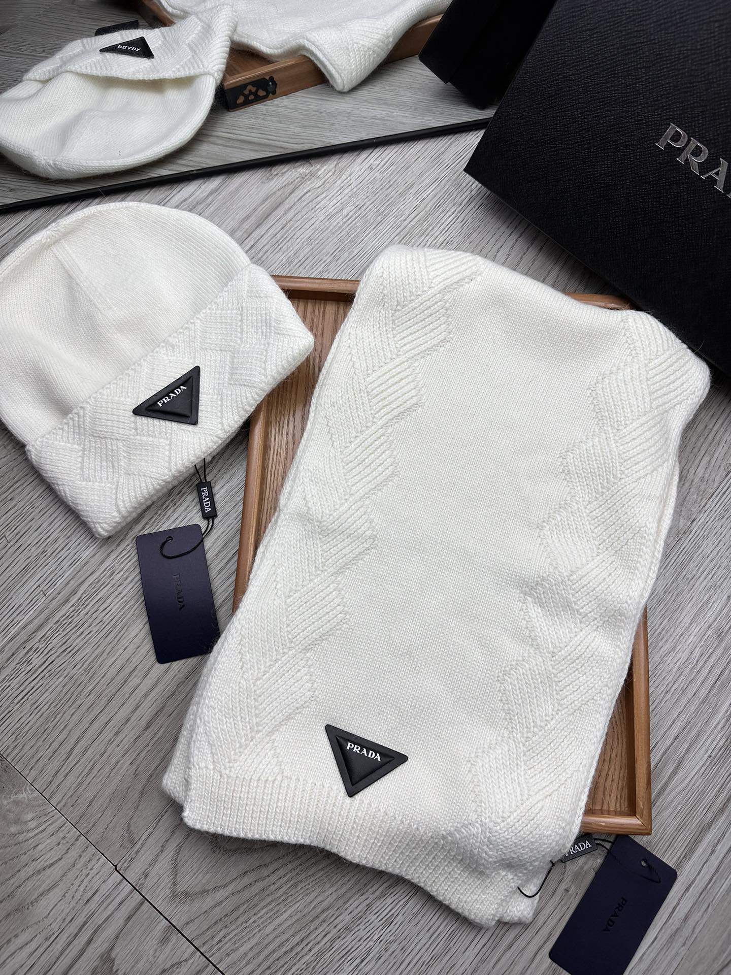 PRADA SET SCARF AND HAT IN WHITE WOOL AND RABBIT FUR 397408