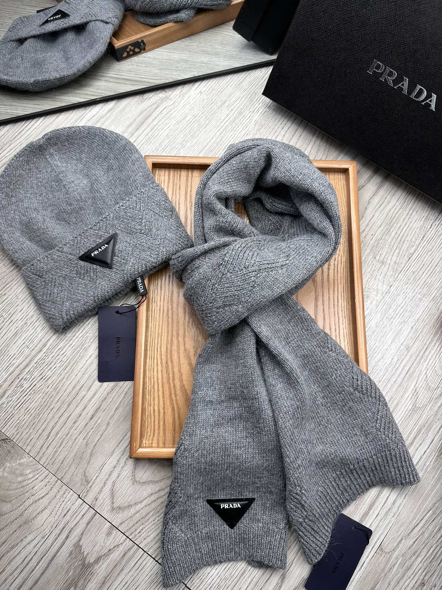 PRADA SET SCARF AND HAT IN RHINO GRAY WOOL AND RABBIT FUR 397407