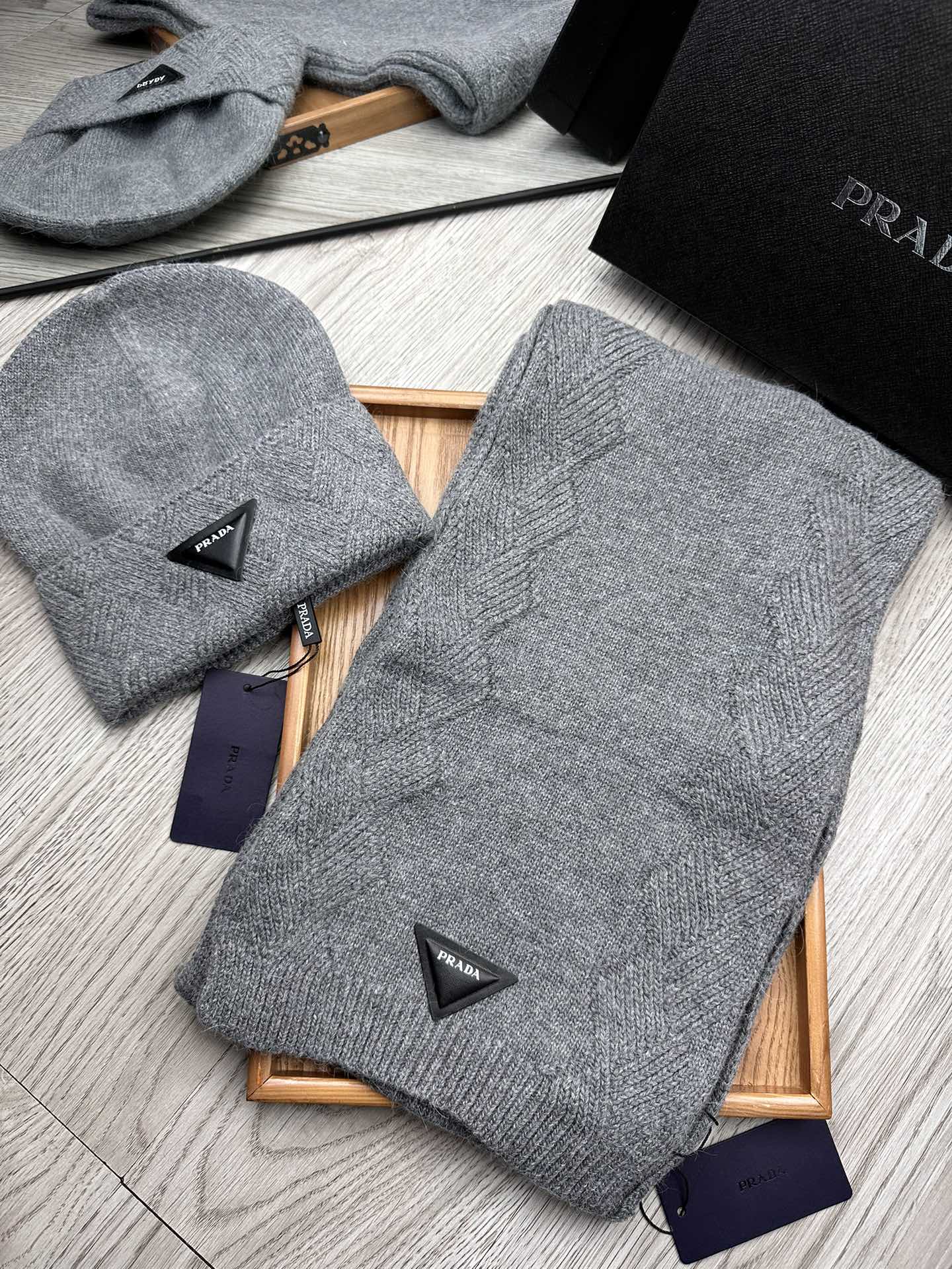 PRADA SET SCARF AND HAT IN RHINO GRAY WOOL AND RABBIT FUR 397407