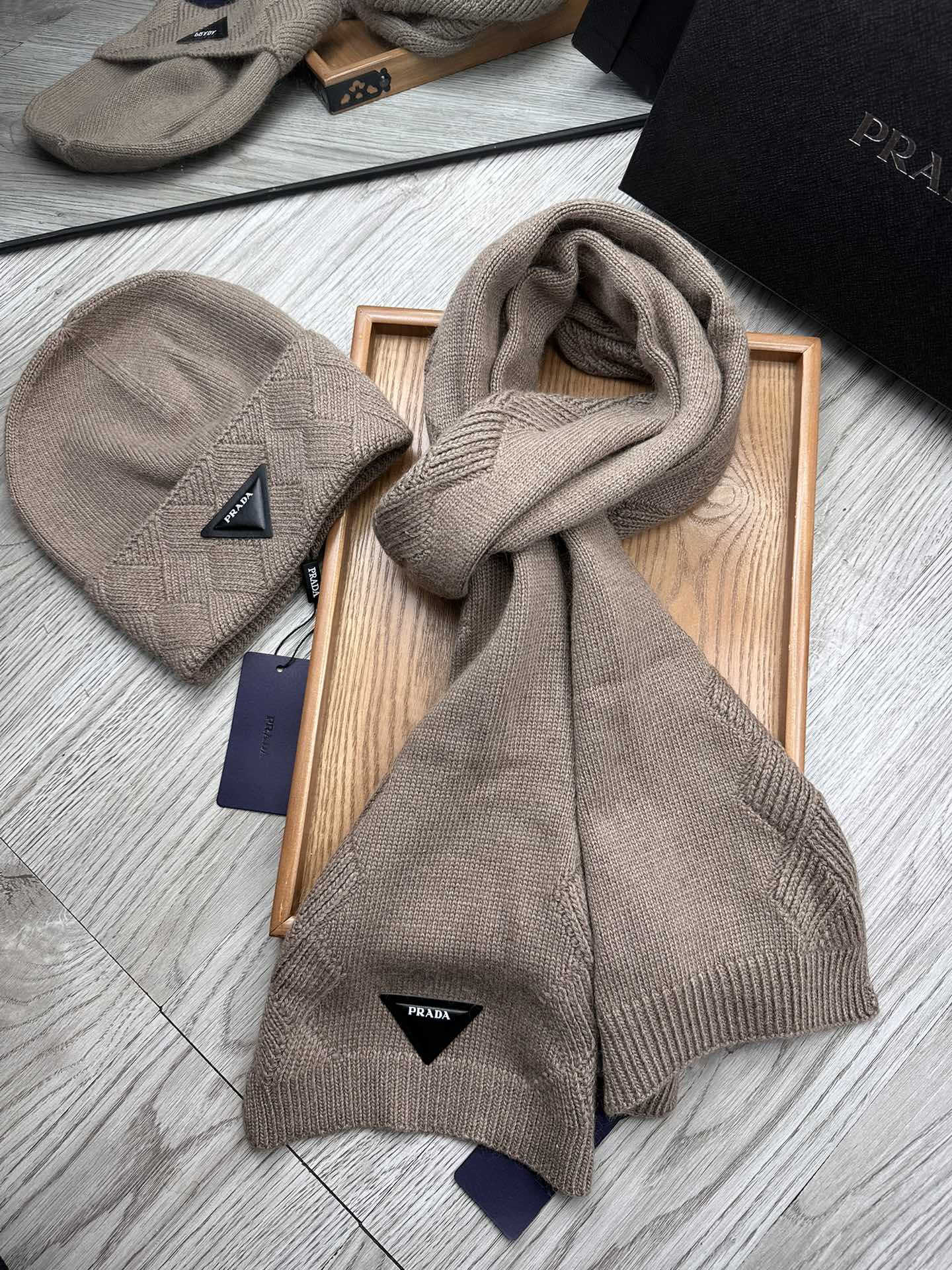 PRADA SET SCARF AND HAT IN MEDIUM BROWN WOOL AND RABBIT FUR 397406