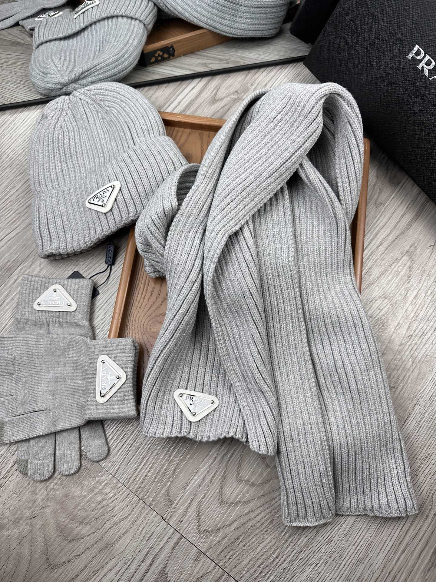 PRADA THREE-PIECES SET IN PALE GRAY WOOL AND ACRYLIC 406556