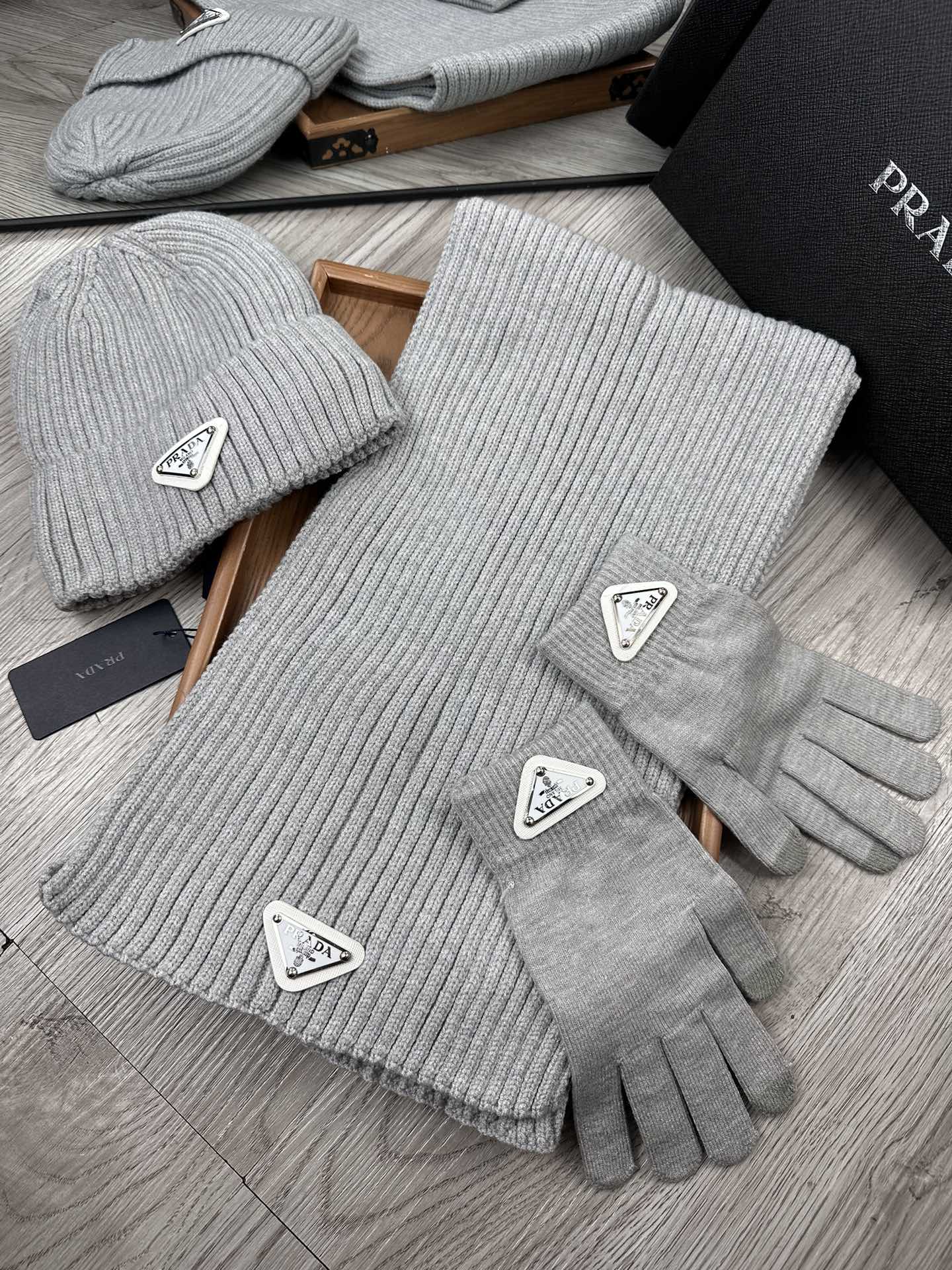 PRADA THREE-PIECES SET IN PALE GRAY WOOL AND ACRYLIC 406556