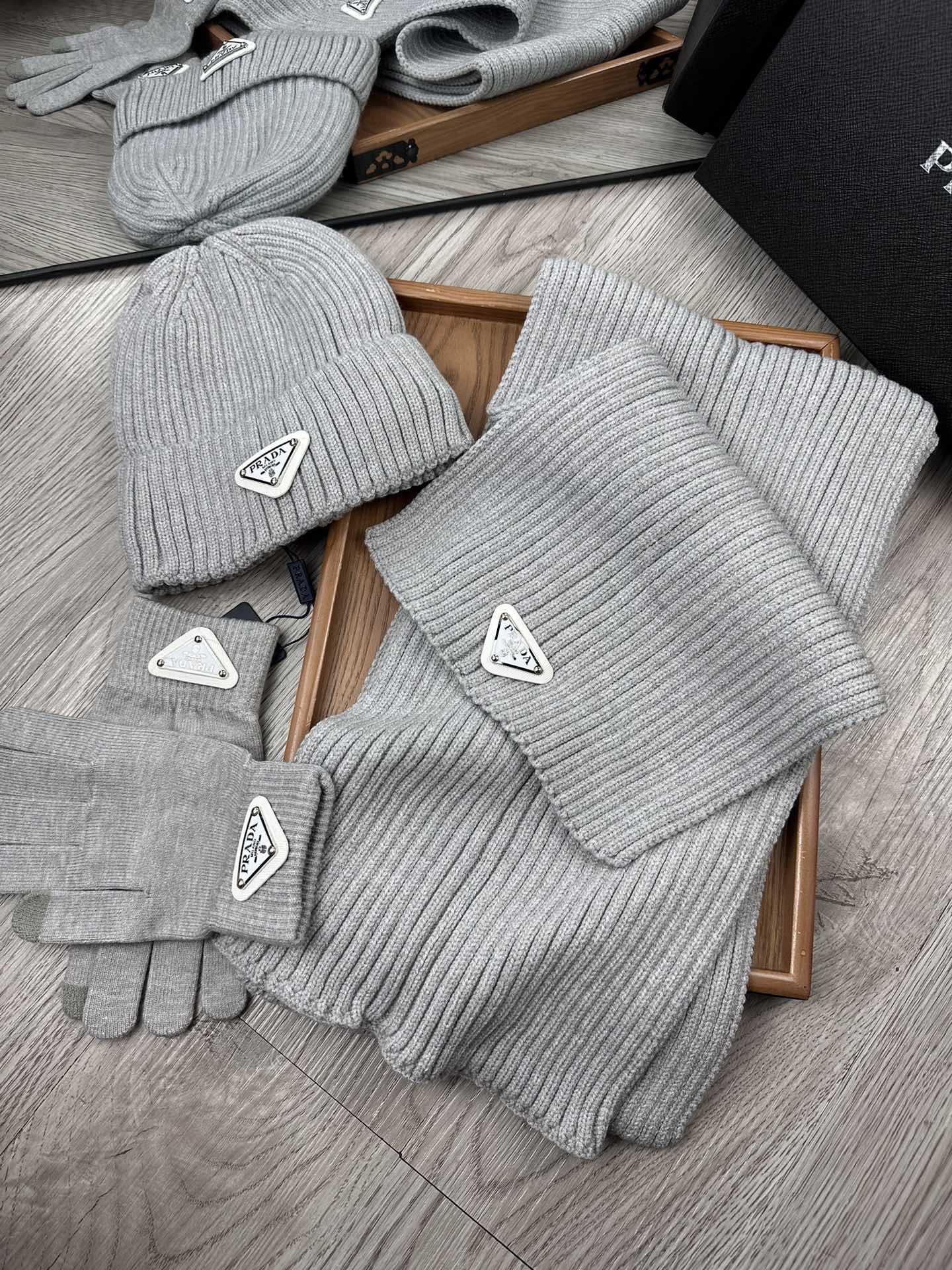 PRADA THREE-PIECES SET IN PALE GRAY WOOL AND ACRYLIC 406556