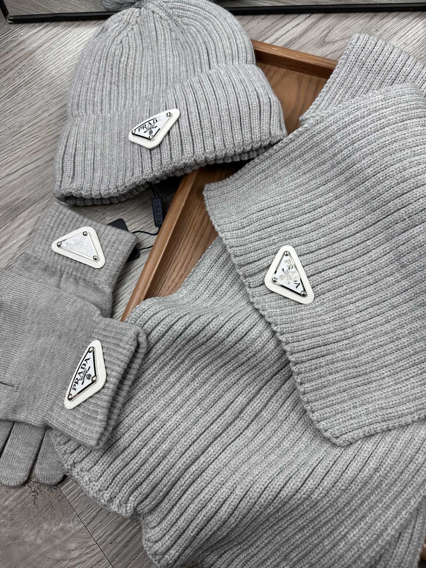 PRADA THREE-PIECES SET IN PALE GRAY WOOL AND ACRYLIC 406556