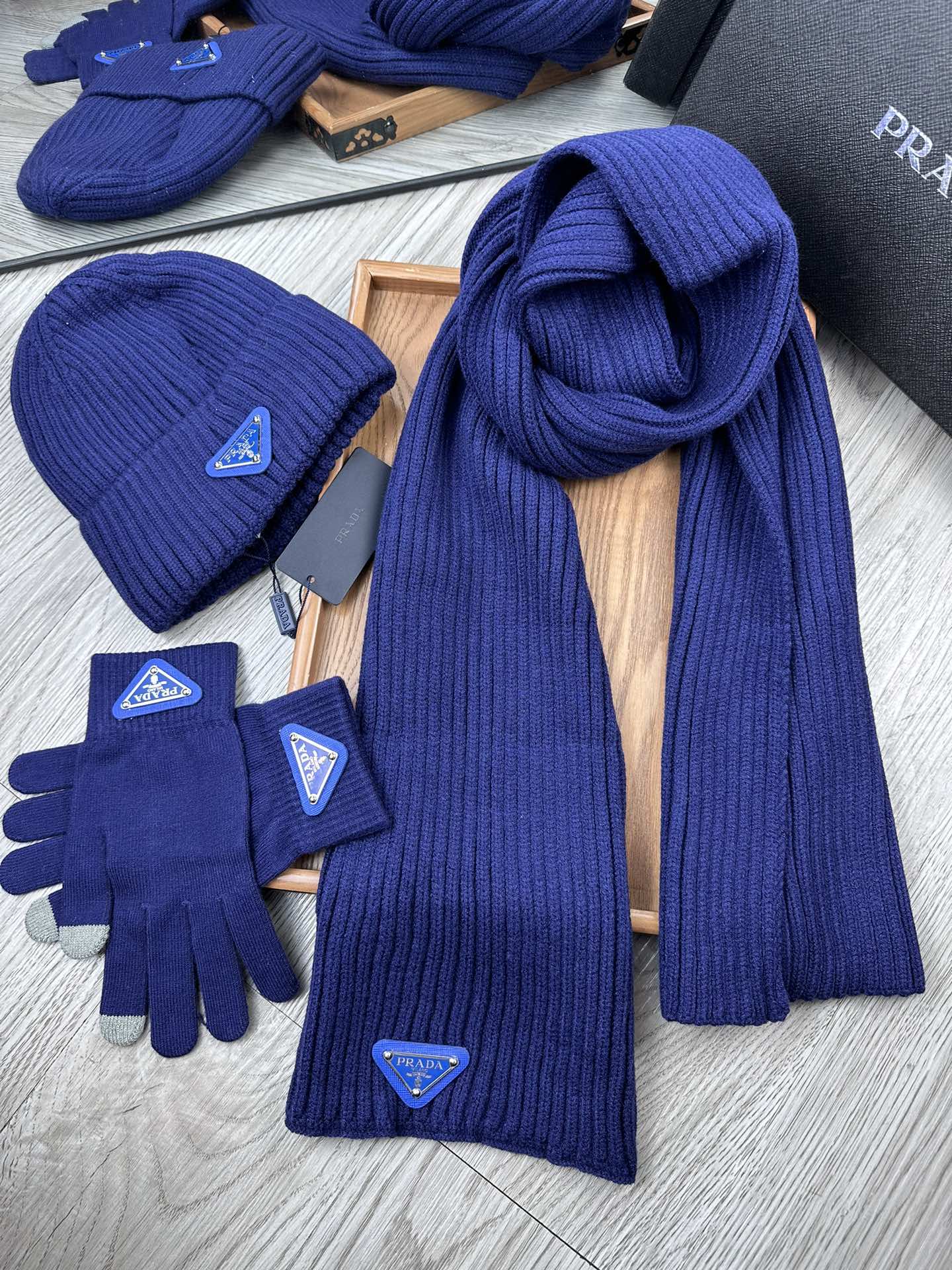 PRADA THREE-PIECES SET IN NAVY BLUE WOOL AND ACRYLIC 406557