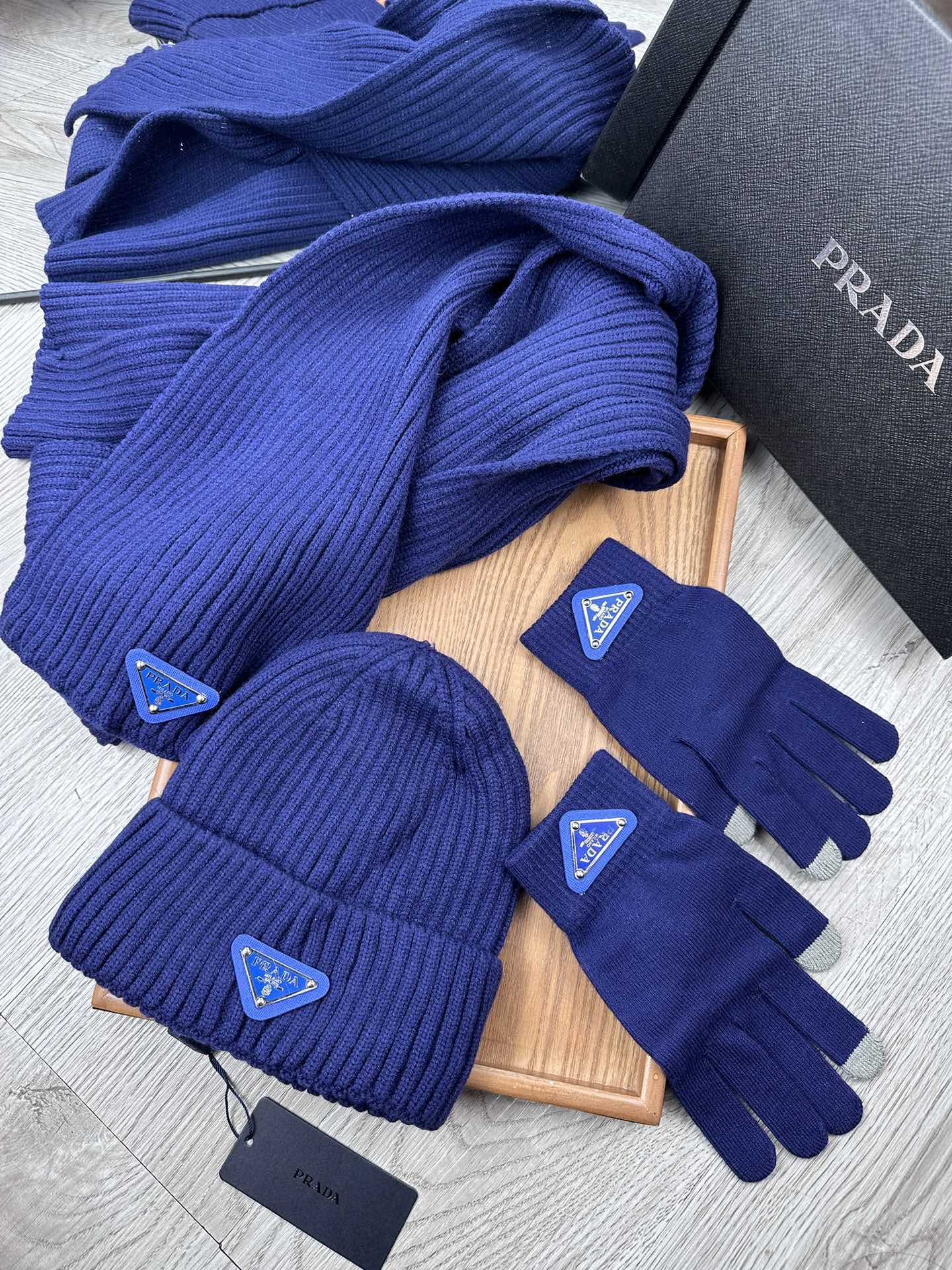 PRADA THREE-PIECES SET IN NAVY BLUE WOOL AND ACRYLIC 406557