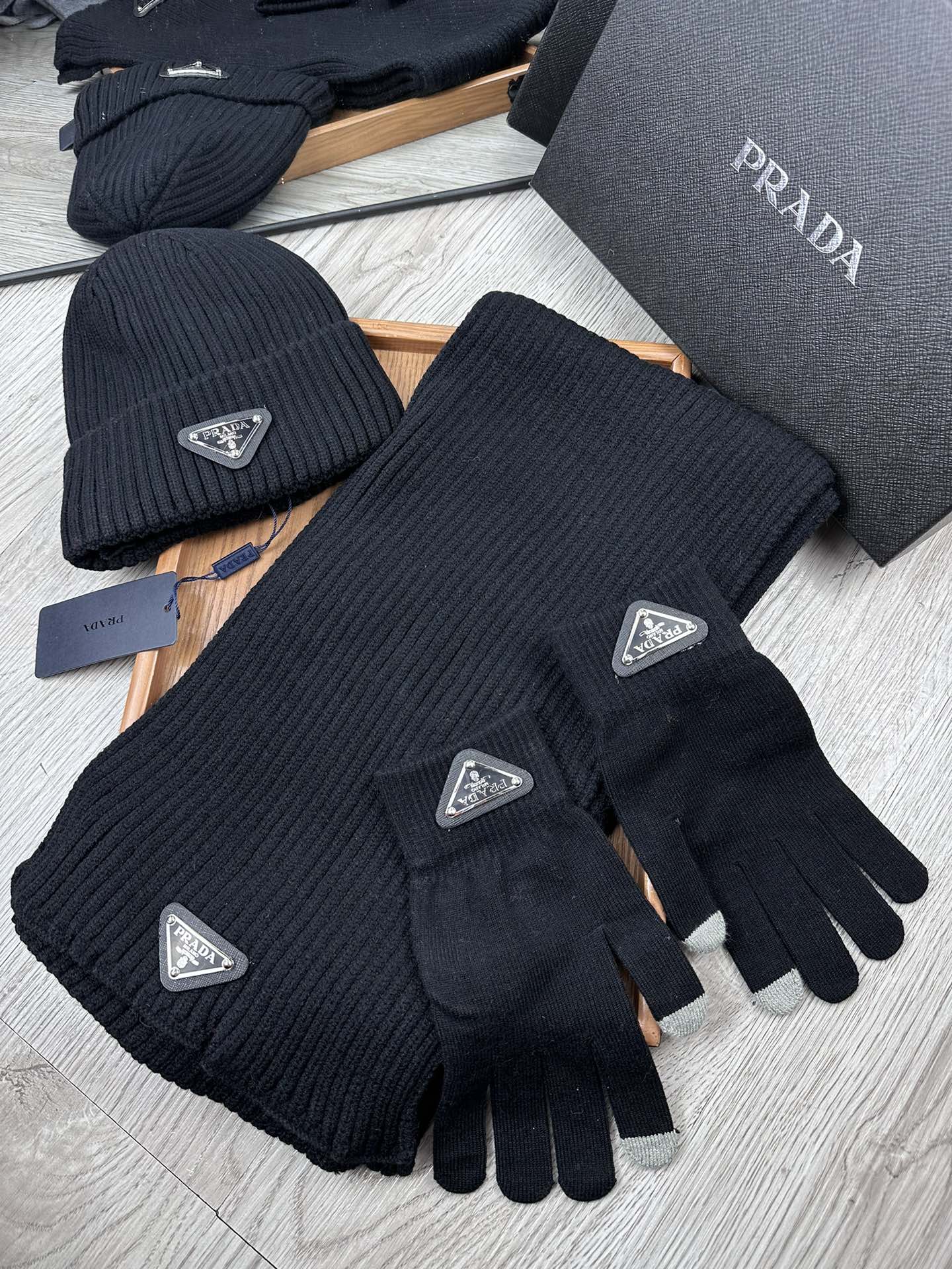 PRADA THREE-PIECES SET IN BLACK WOOL AND ACRYLIC 406558