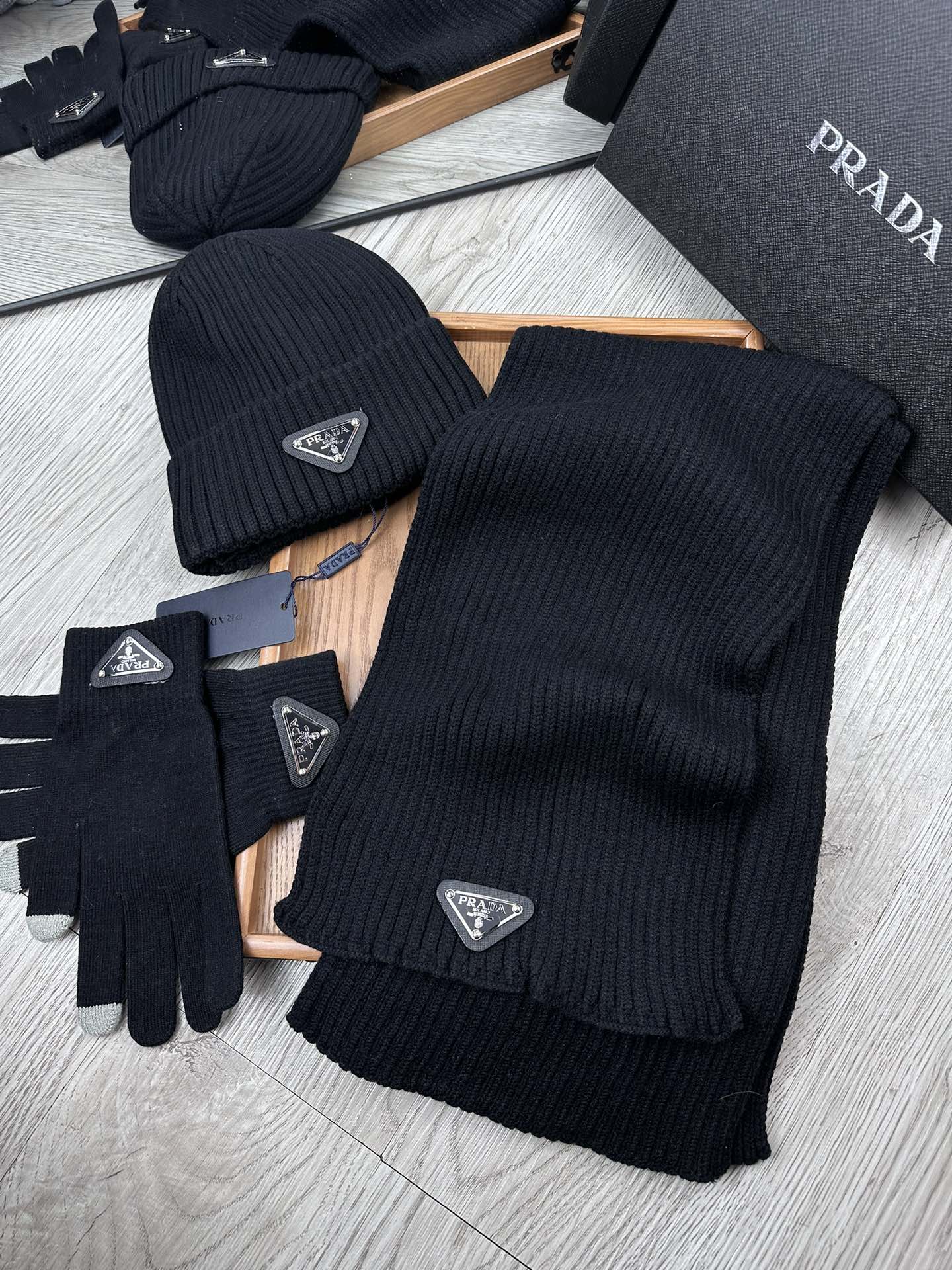 PRADA THREE-PIECES SET IN BLACK WOOL AND ACRYLIC 406558