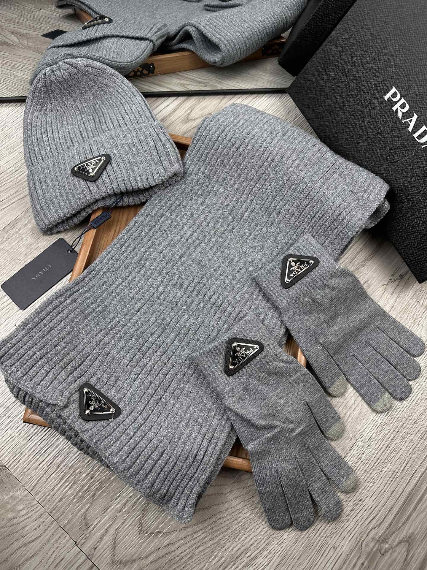 PRADA THREE-PIECES SET IN SMOKE GRAY WOOL AND ACRYLIC 406559