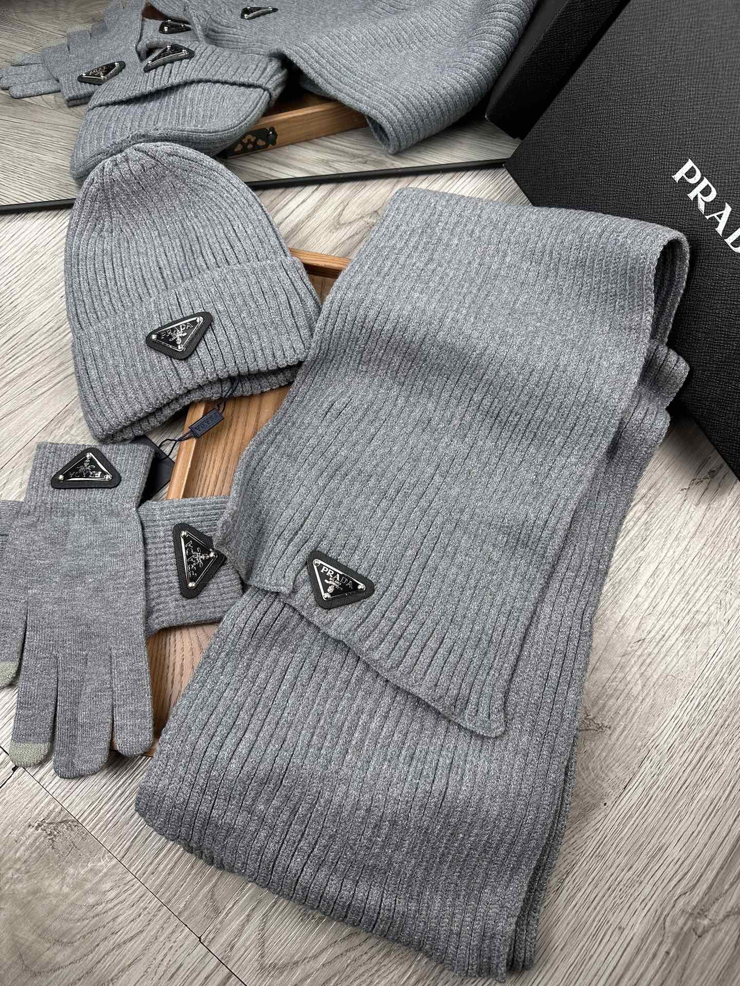 PRADA THREE-PIECES SET IN SMOKE GRAY WOOL AND ACRYLIC 406559