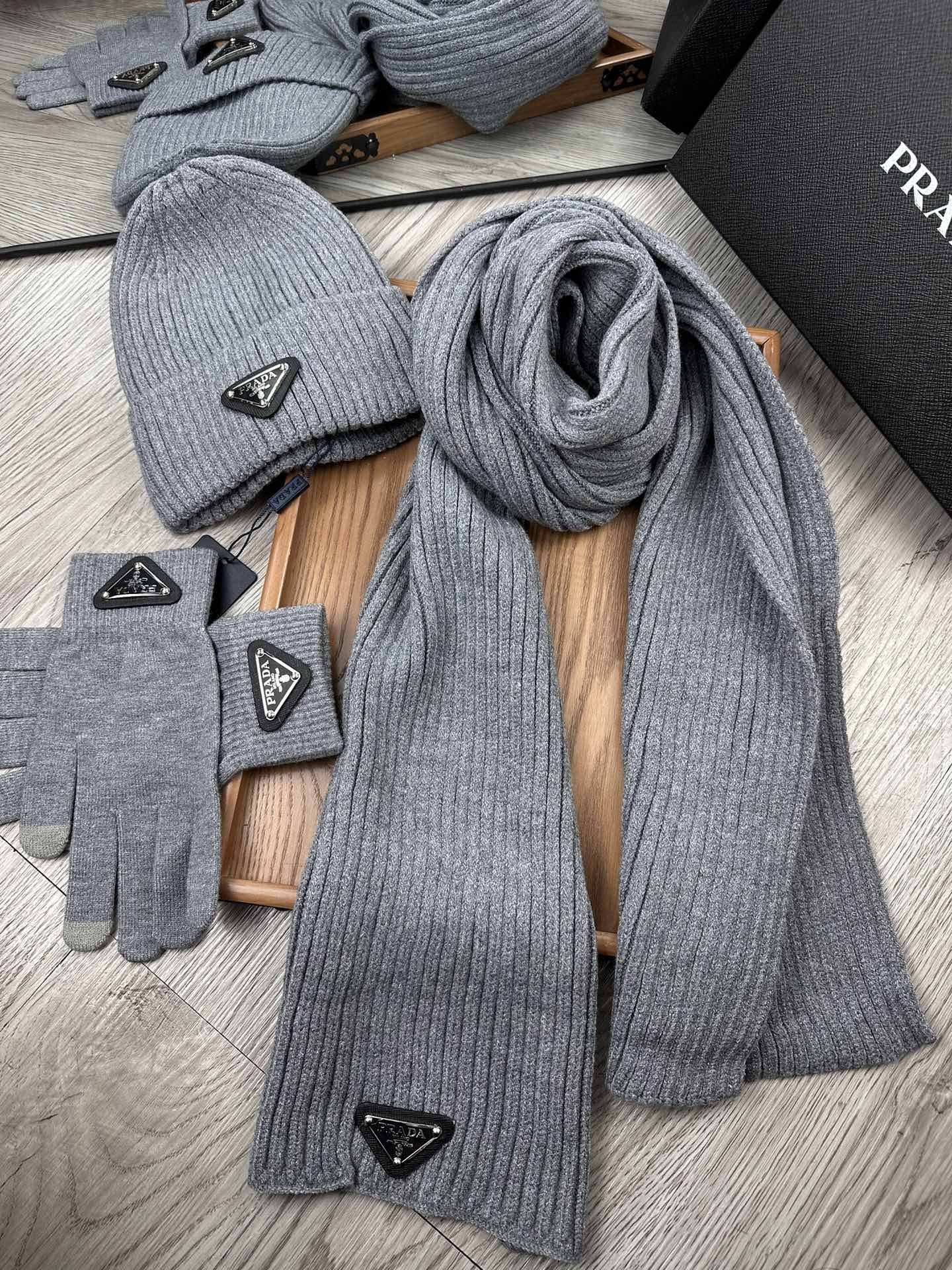 PRADA THREE-PIECES SET IN SMOKE GRAY WOOL AND ACRYLIC 406559
