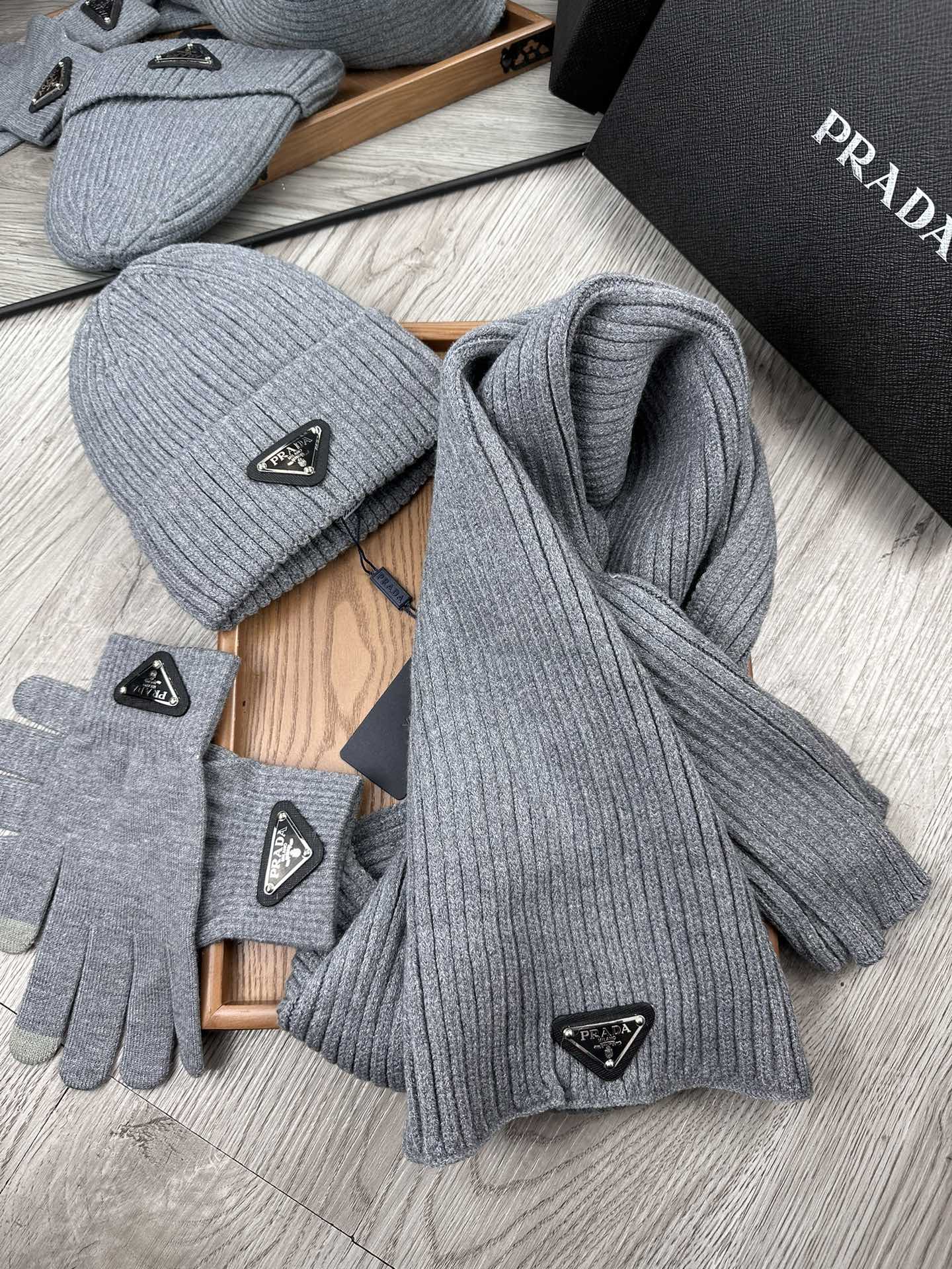 PRADA THREE-PIECES SET IN SMOKE GRAY WOOL AND ACRYLIC 406559