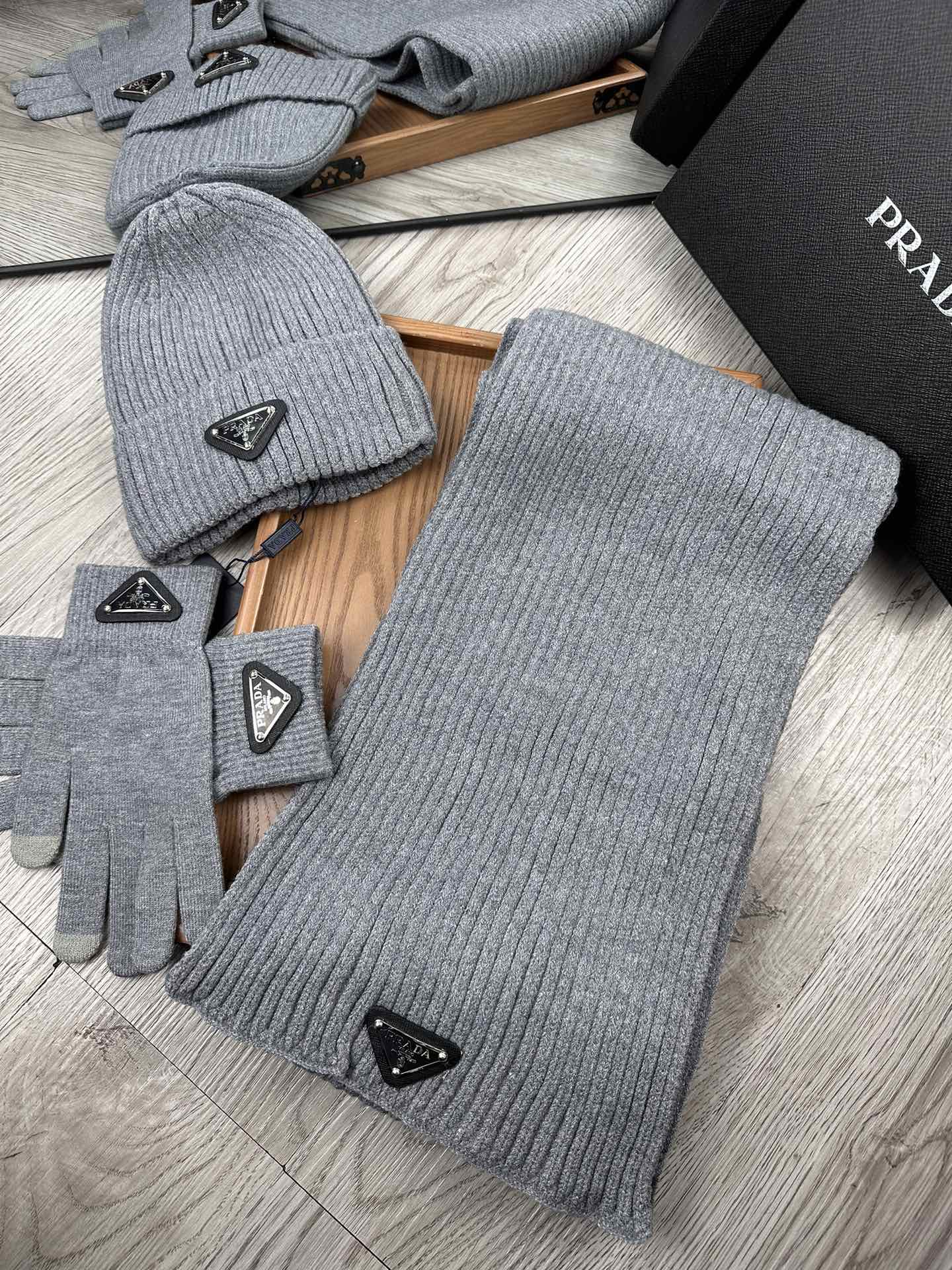 PRADA THREE-PIECES SET IN SMOKE GRAY WOOL AND ACRYLIC 406559